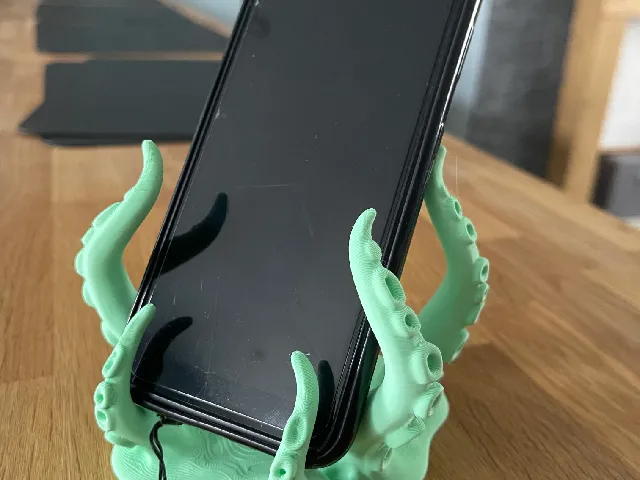 Tentacle smartphone stand