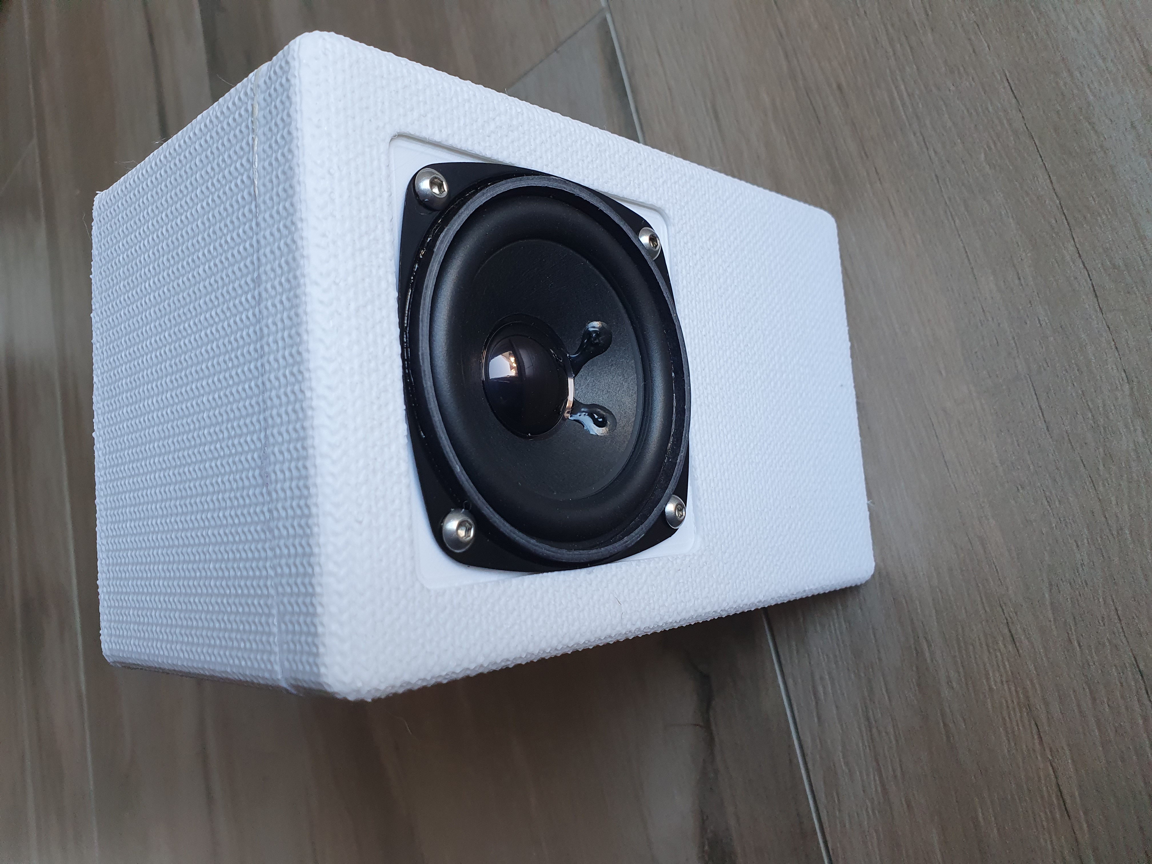 Surround / Stereo Lautsprecher abgestimmt auf Visaton FRS 8-4 Ohm
