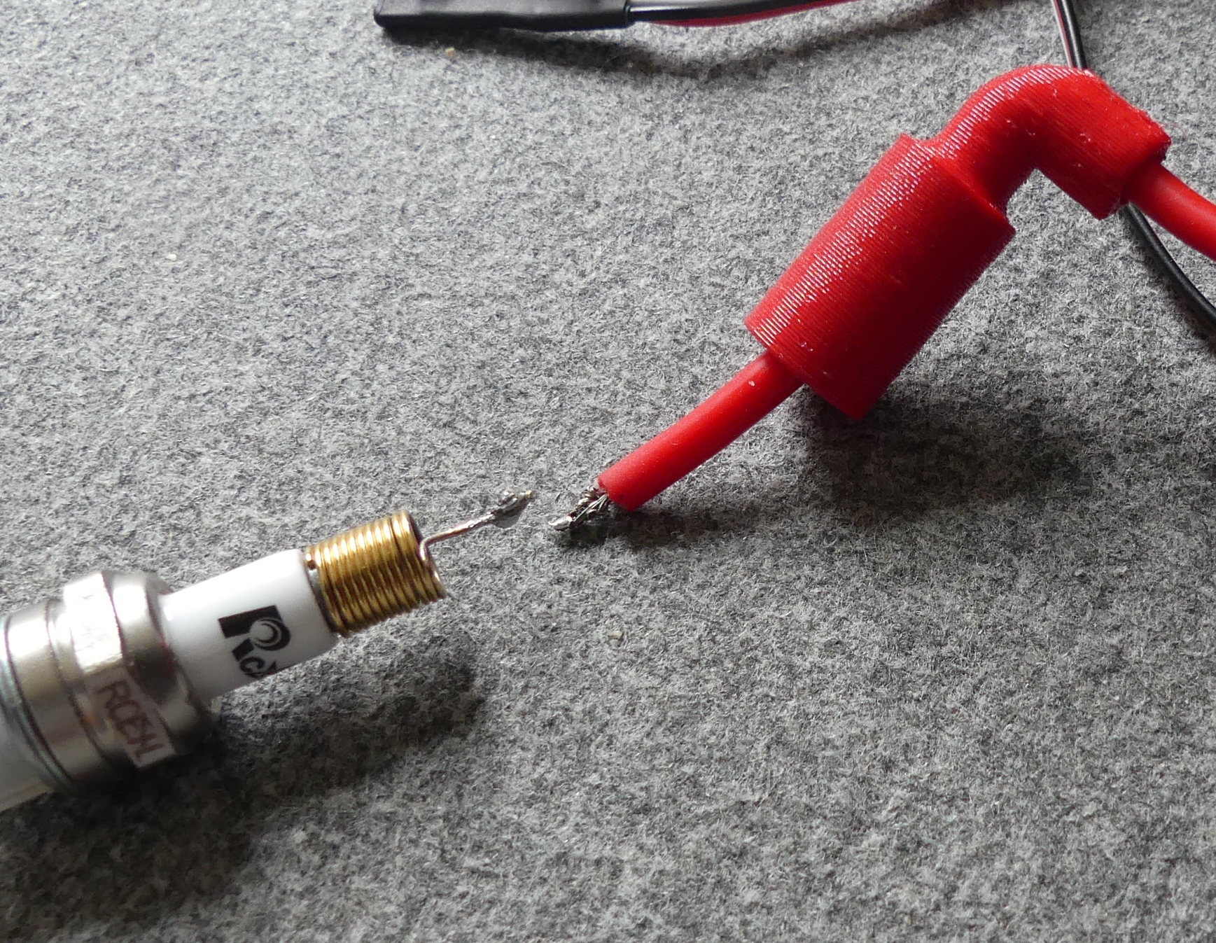 Miniatura 2 do modelo 3D Spark Plug Cap 90°