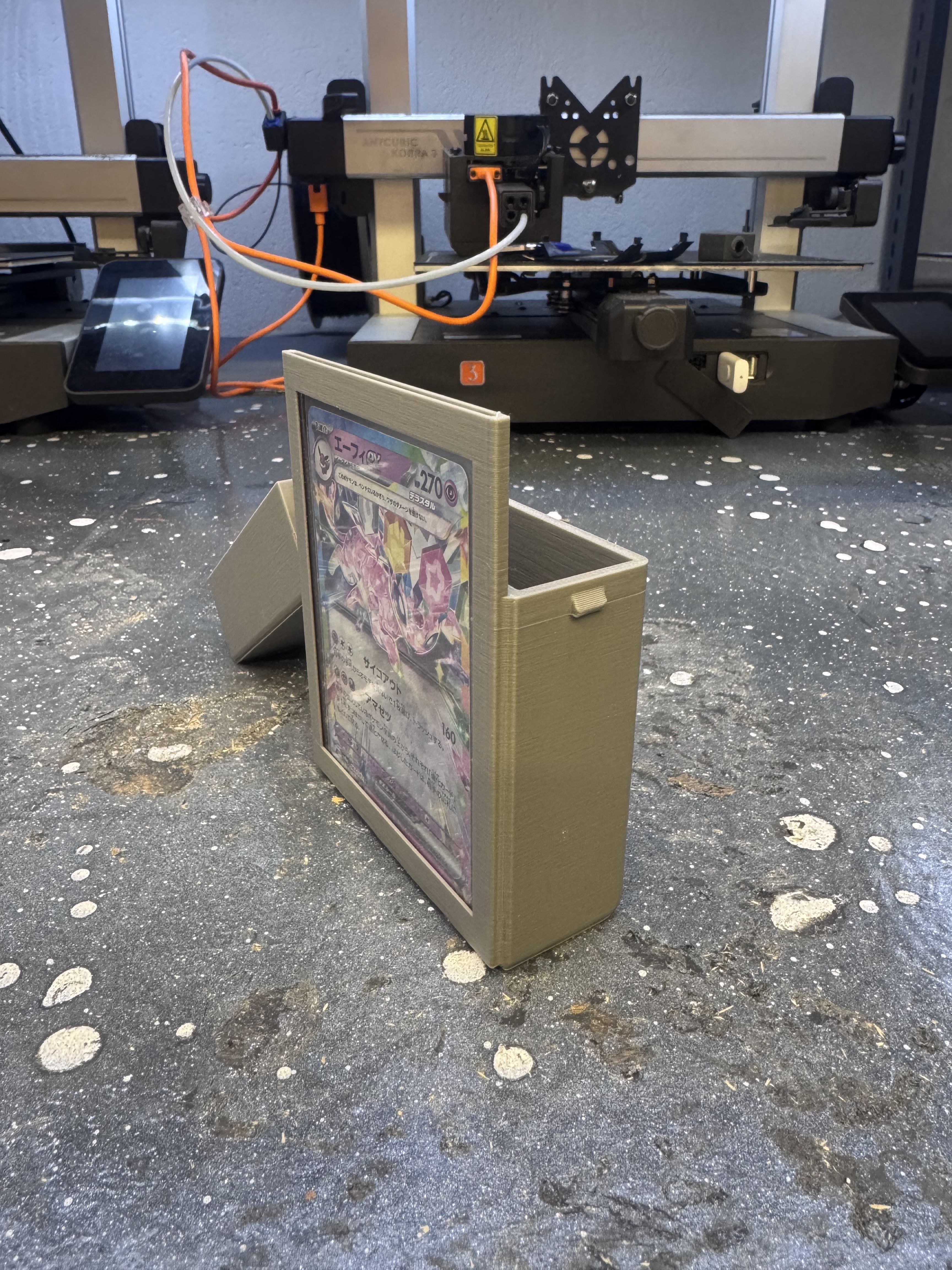 Premium TCG Display Box – Klappfach & Rahmen für Pokémon/Toploader