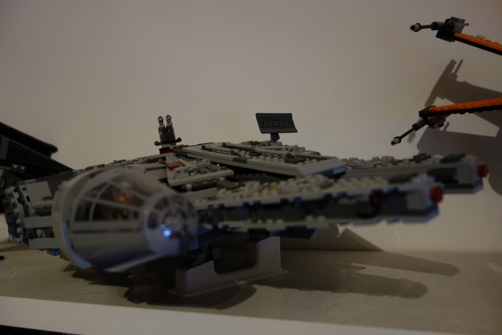 Lego Millenium Falcon stand — miniatura 2