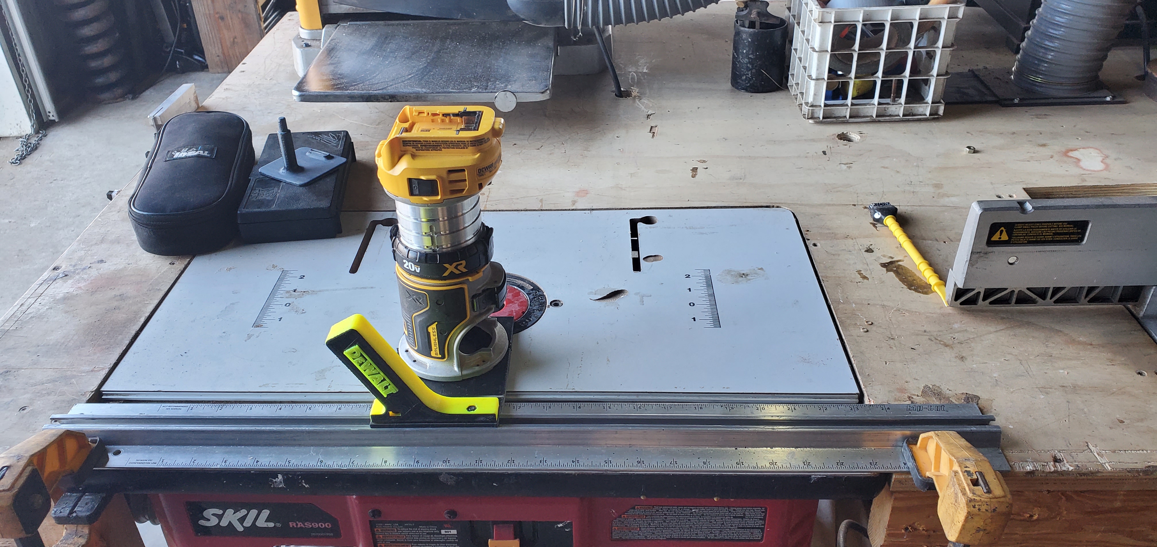 Dewalt Router dw600 / Kreg ripcut track - straight line jig
