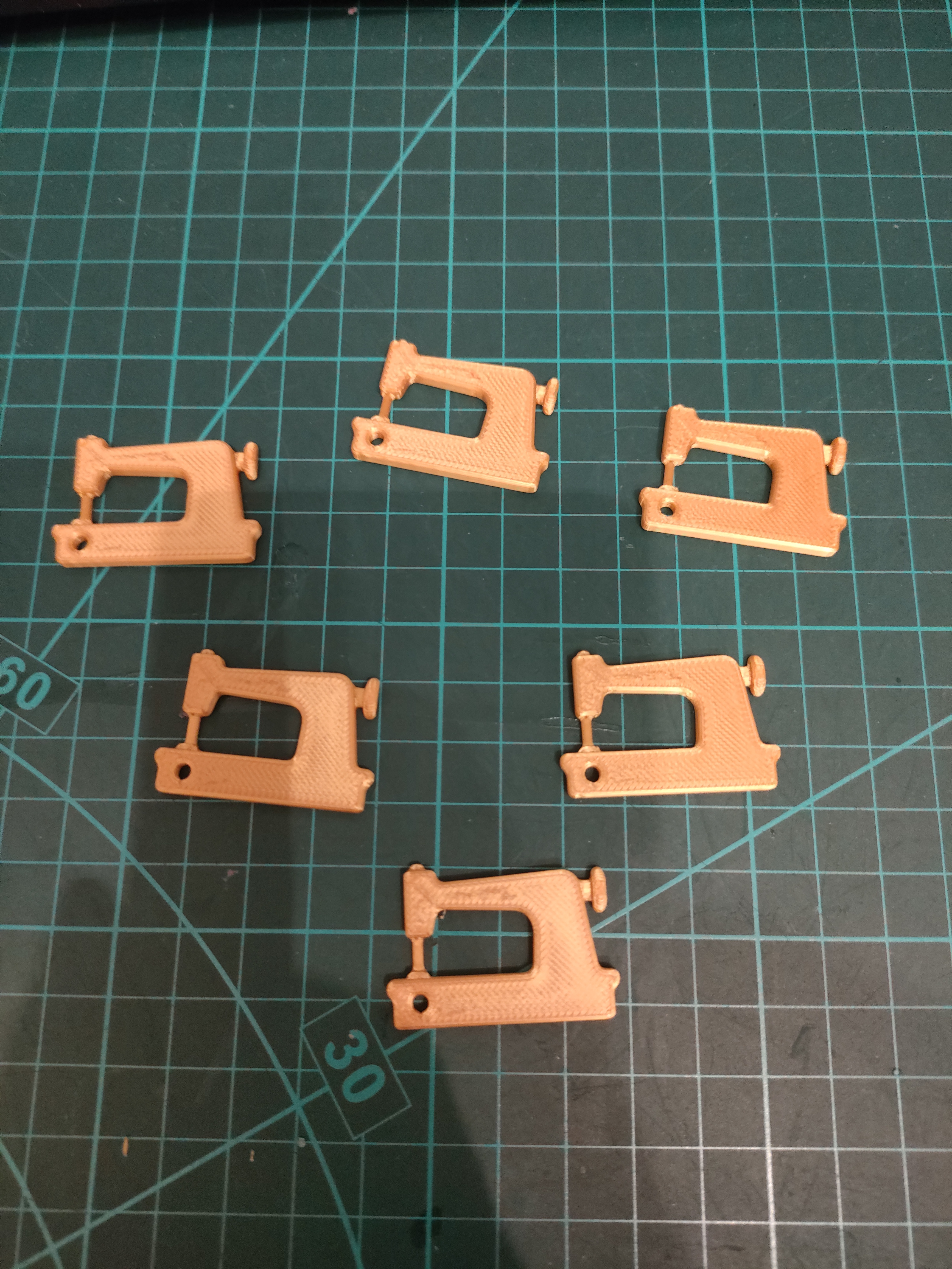 Miniatura 2 do modelo 3D Sewing Machine Keychain