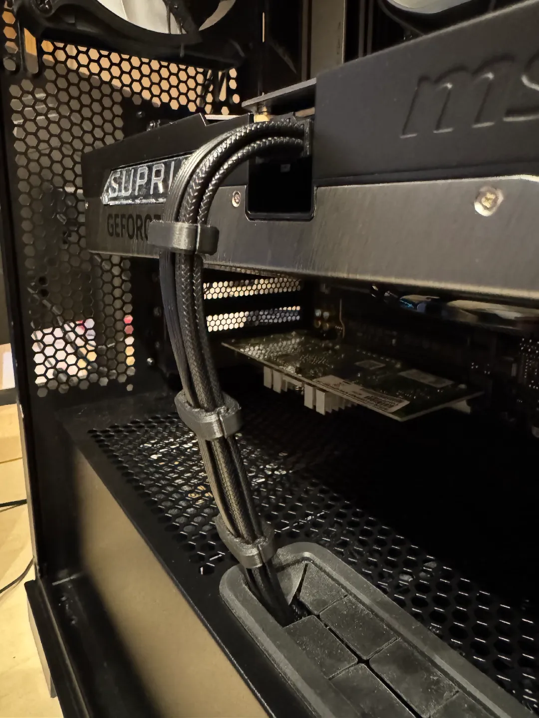 Miniatura 6 do modelo 3D GPU 12VHPWR Cable comb