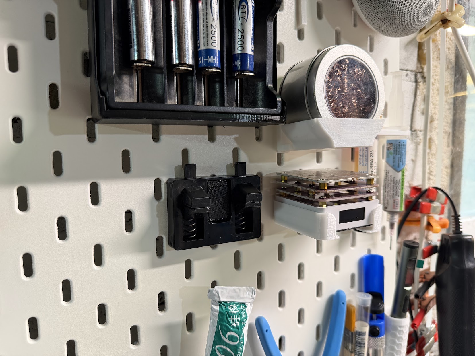Wire holder mount for SKADIS