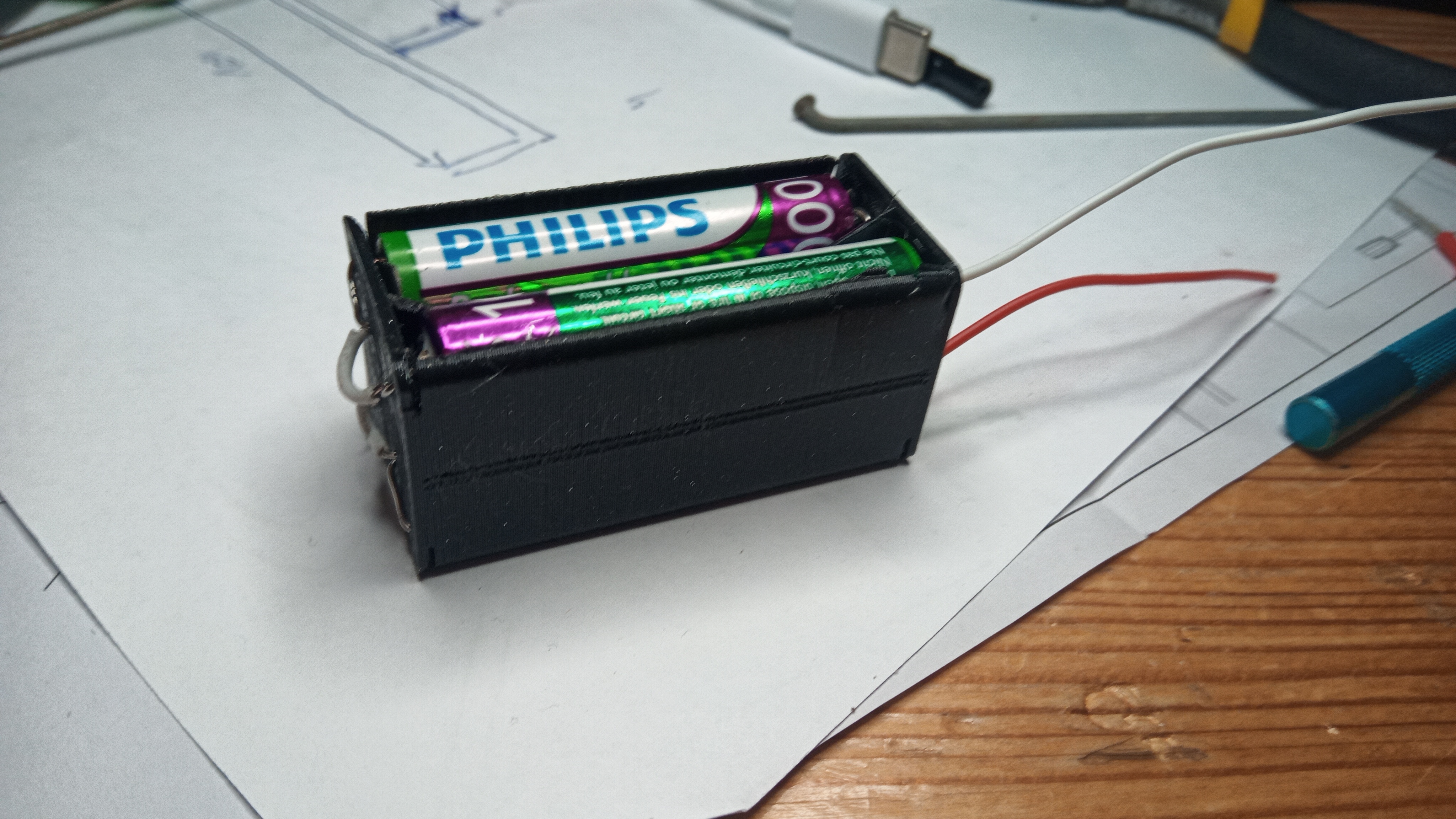 Thin 4× AAA battery holder