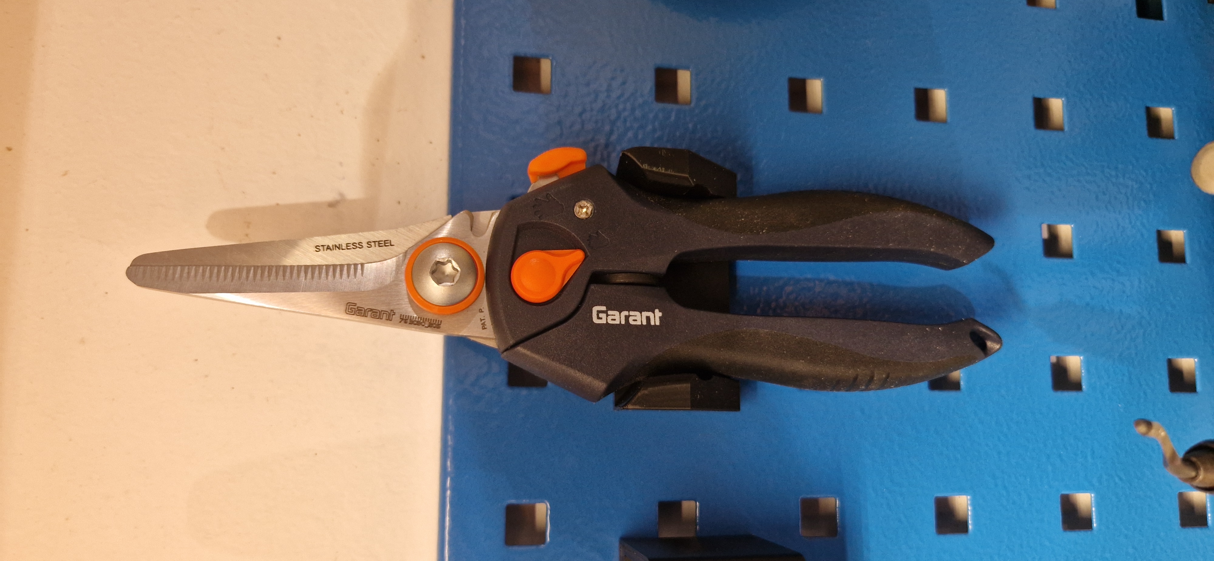 GARANT Multi-purpose shear tool wall holder