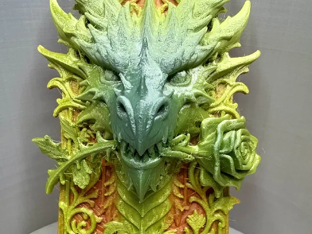 Rose-Thorn Dragon Crest