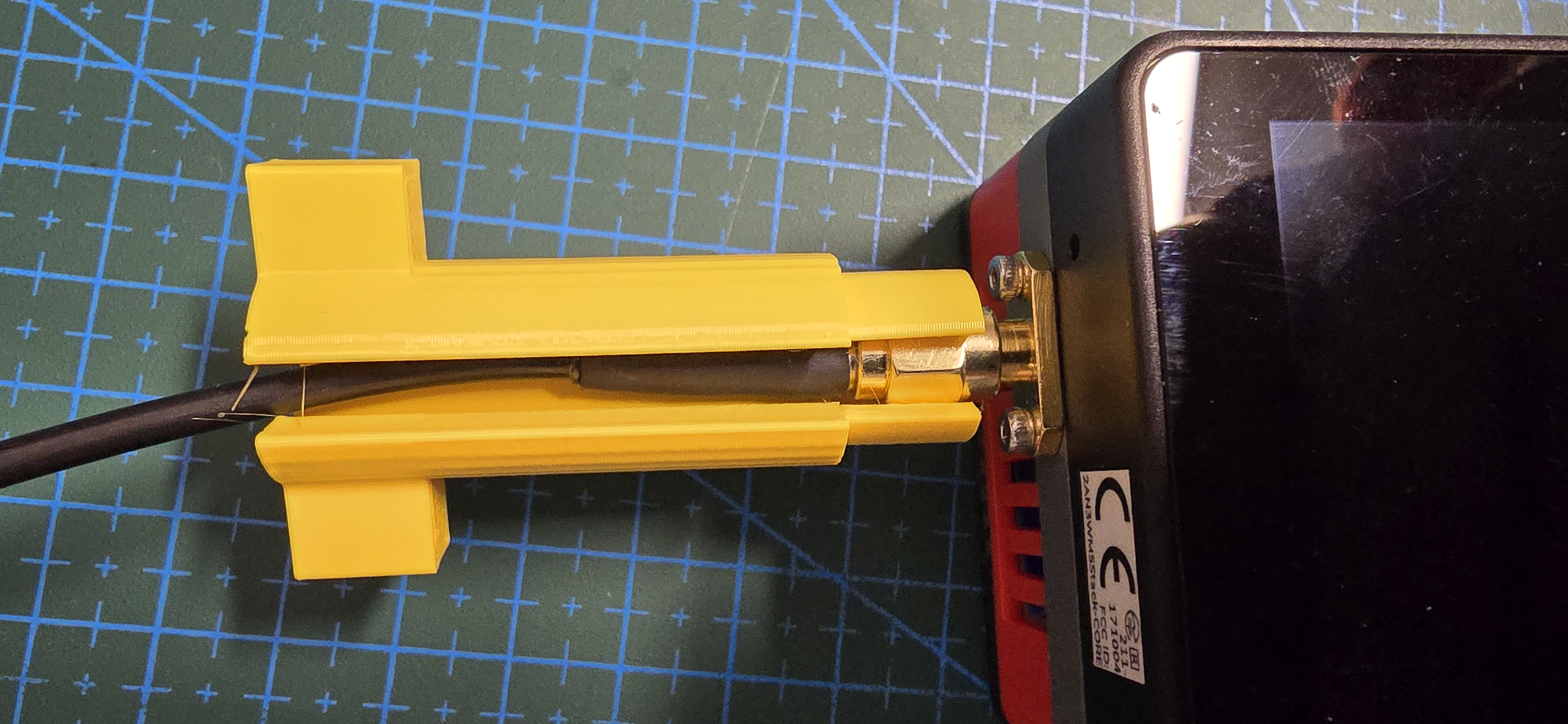 Tool to fasten SMA connectors