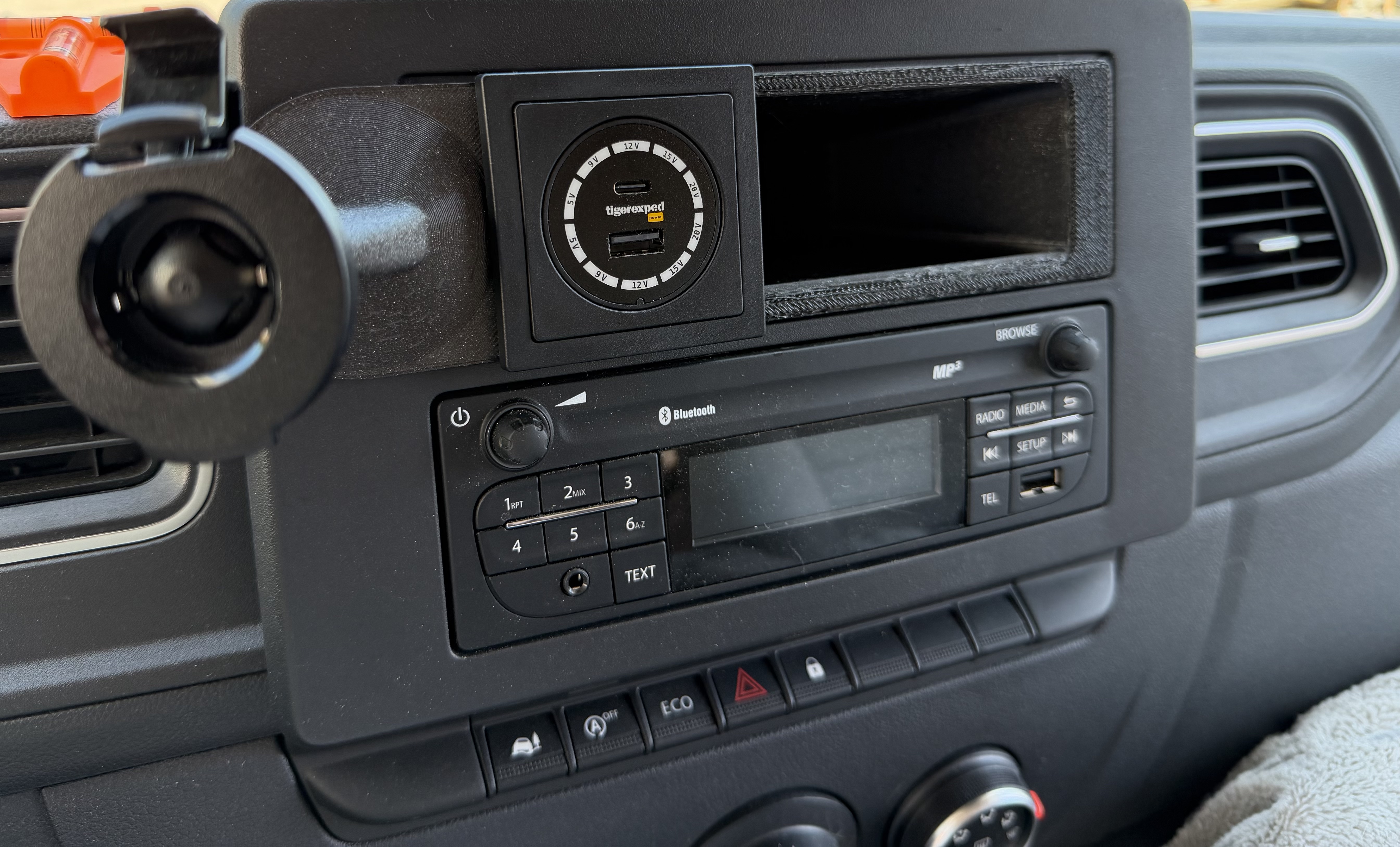 Renault Master 3 2023 - Mount for Tigerexped Convertiger 100 and Navigation System