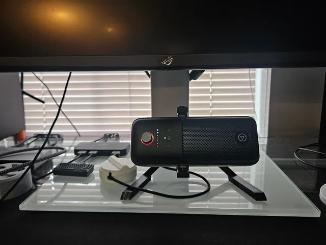 Angled Elgato Wave 3 stand