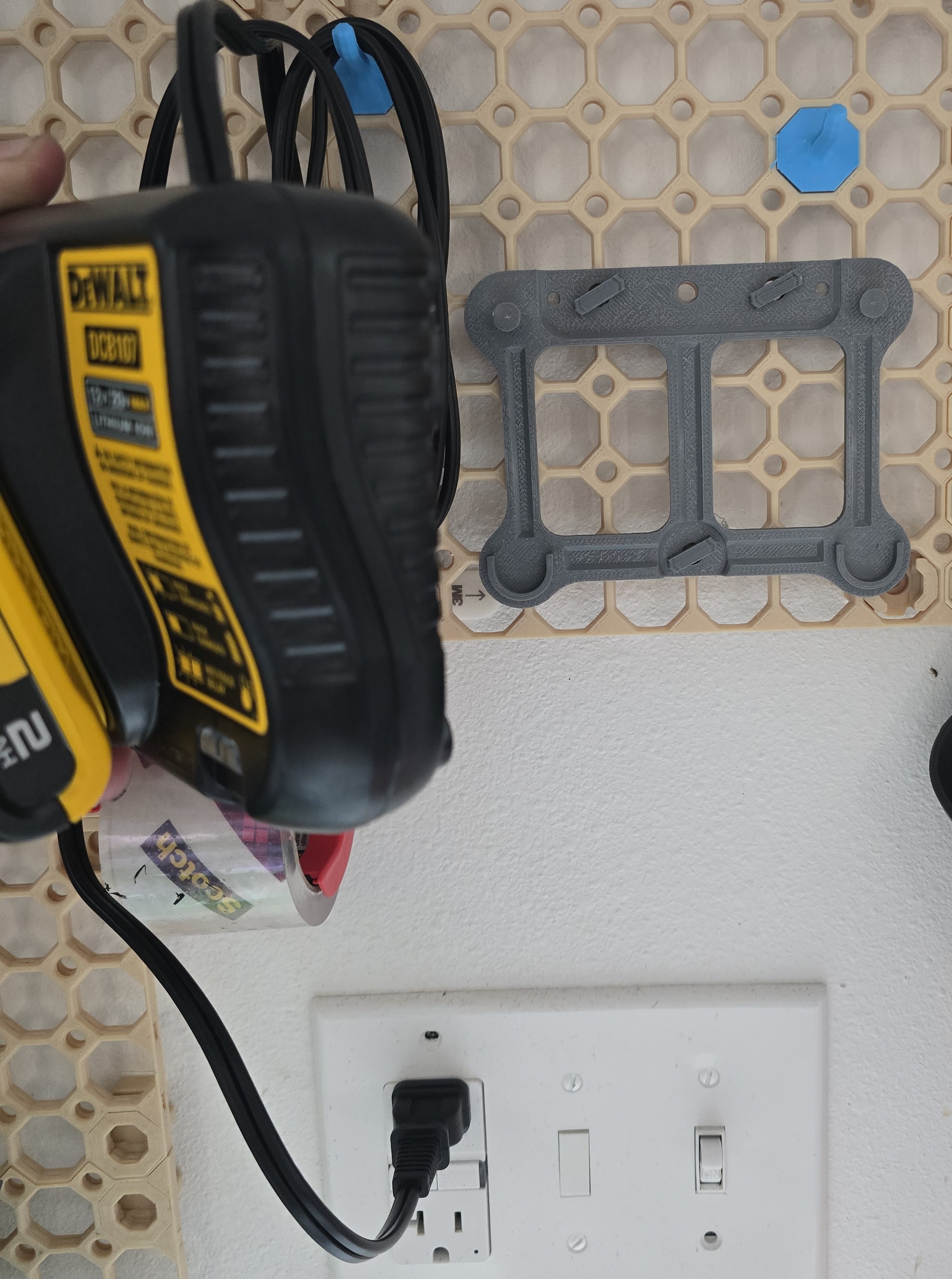 Dewalt DCB107 multiboard bracket