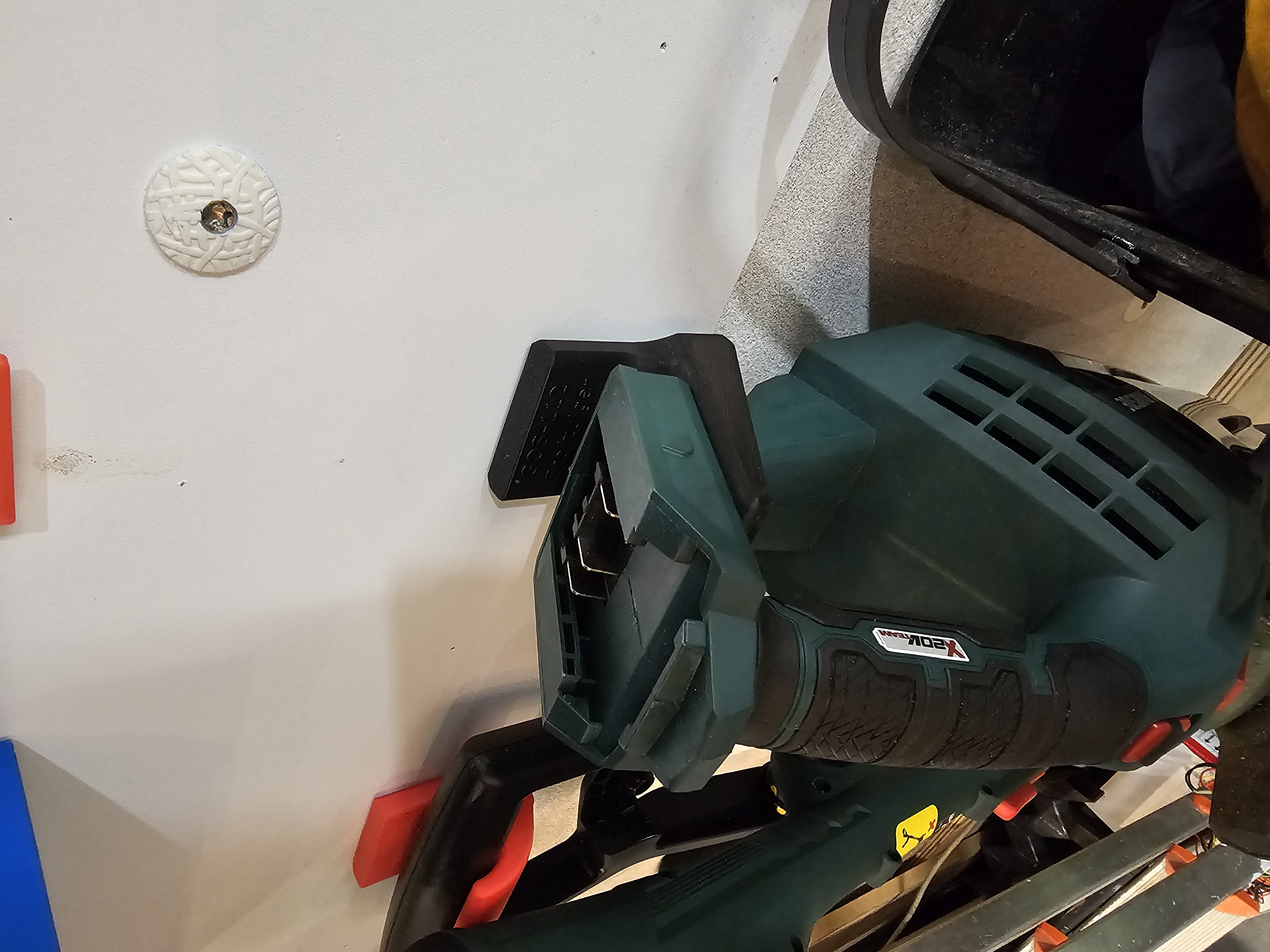 Parkside PHSSA X20V mini vacuum wallhanger
