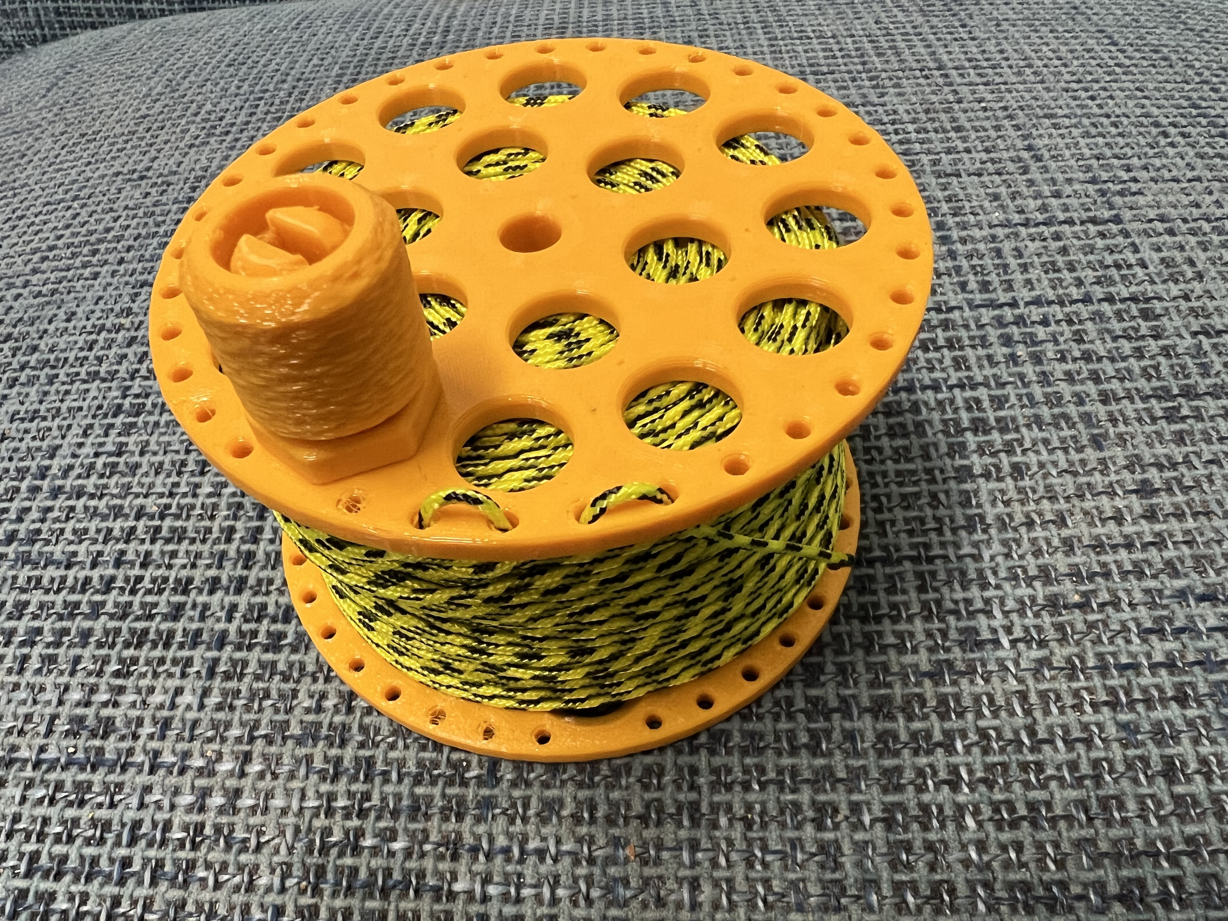 Throwing line reel