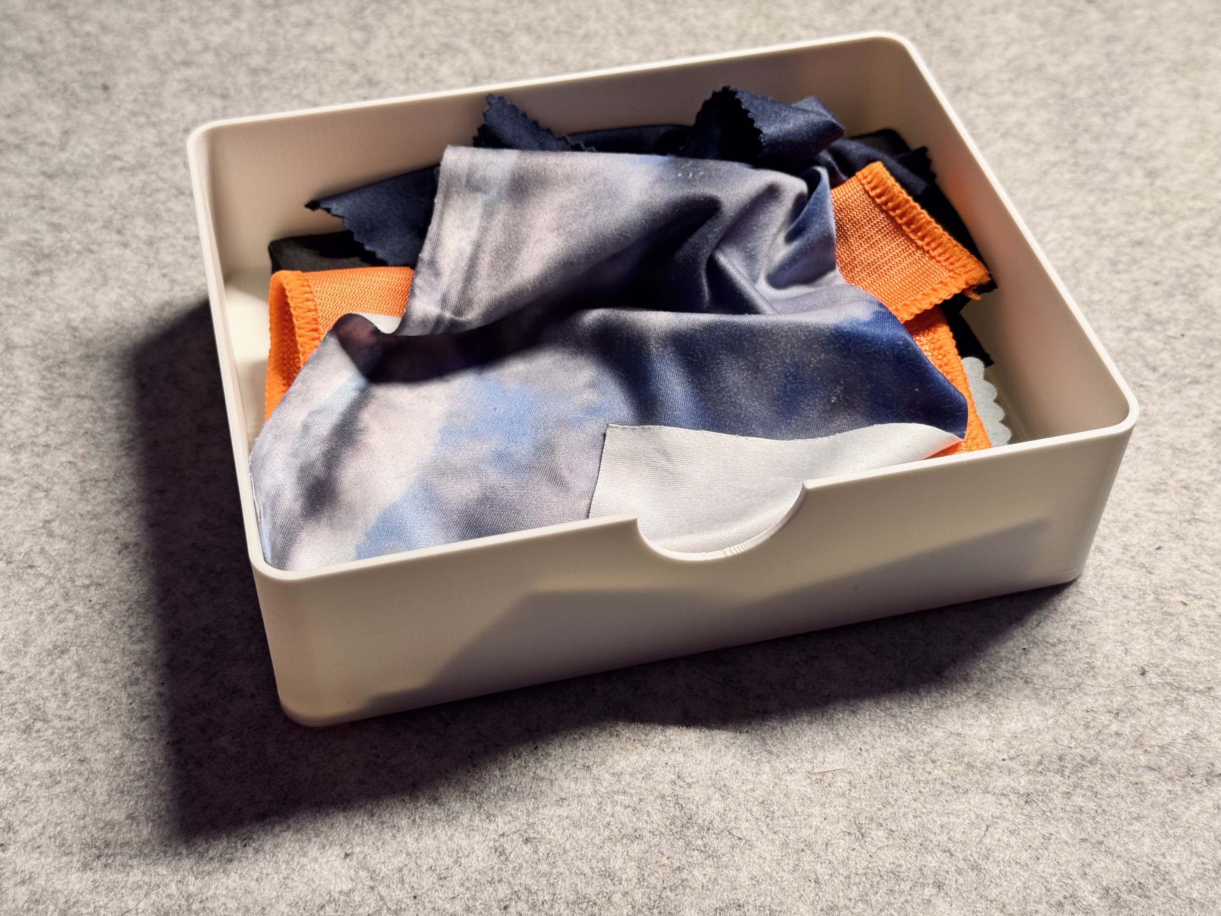 Parametric tray with handle