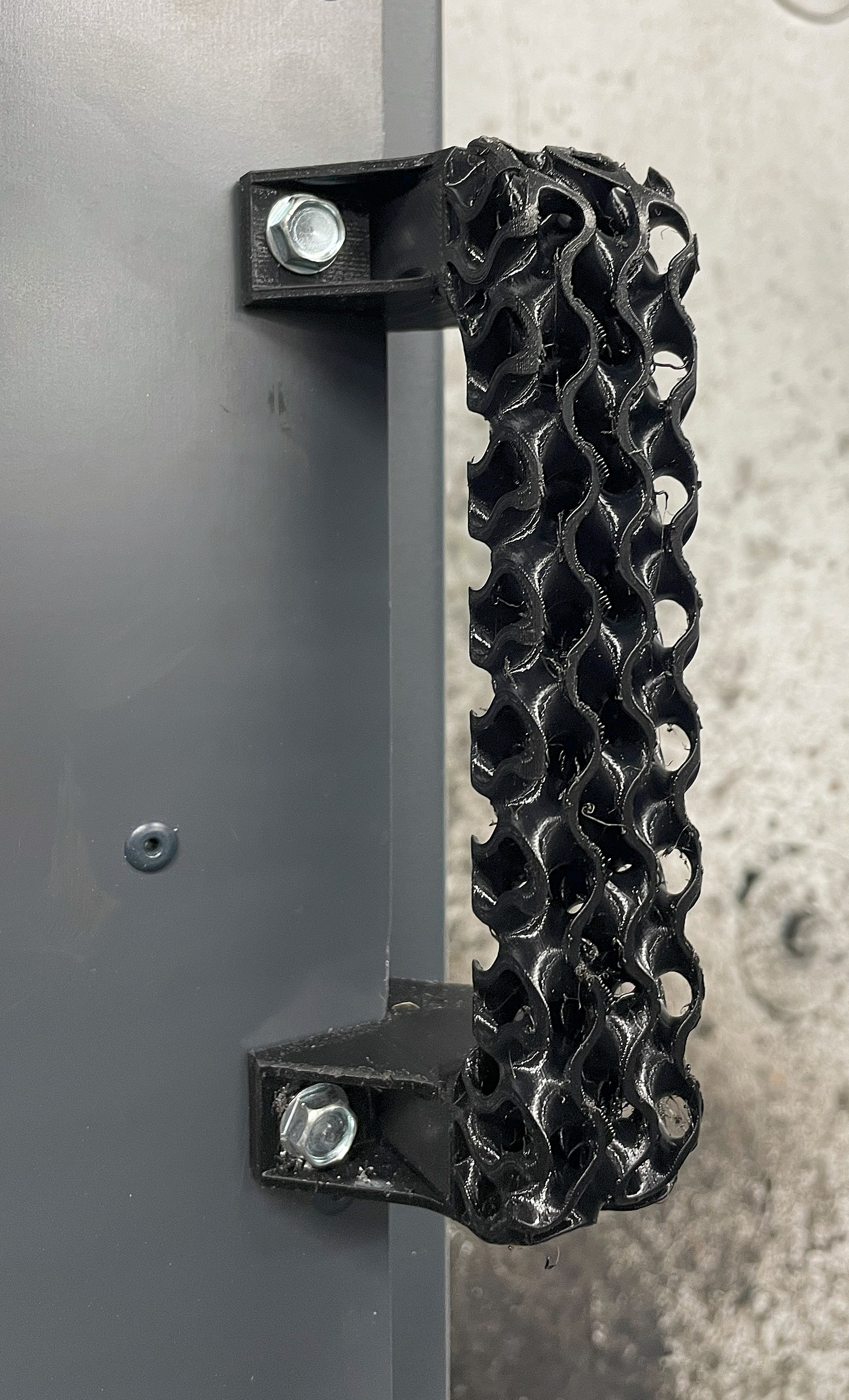 Gyroid Handle – Strong and Lightweight Door or Machine Grip