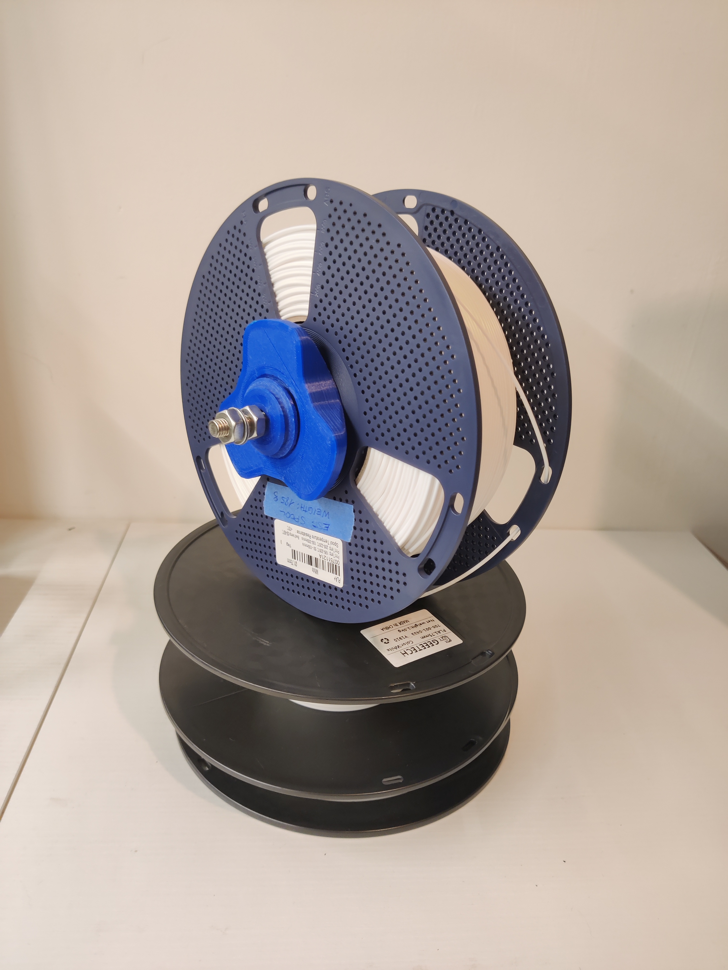 Universal spool holder with locking thread — thumbnail 4