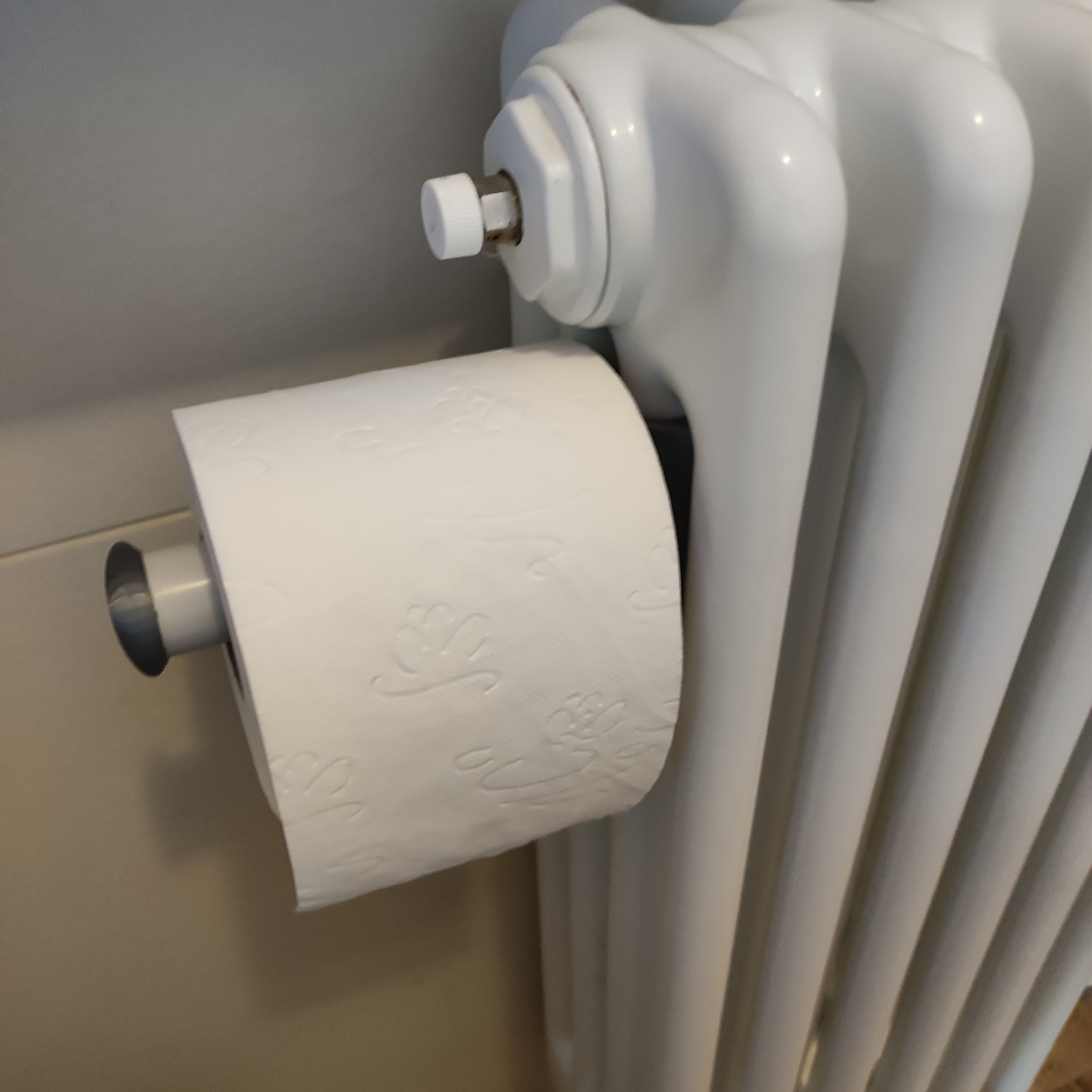 Roll holder for tubular radiators