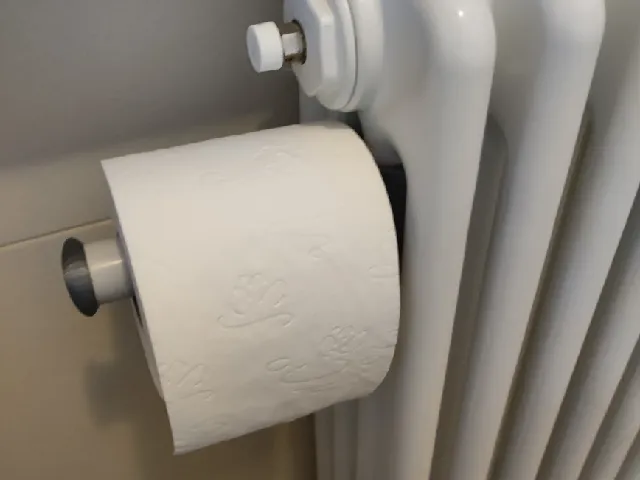 Roll holder for tubular radiators