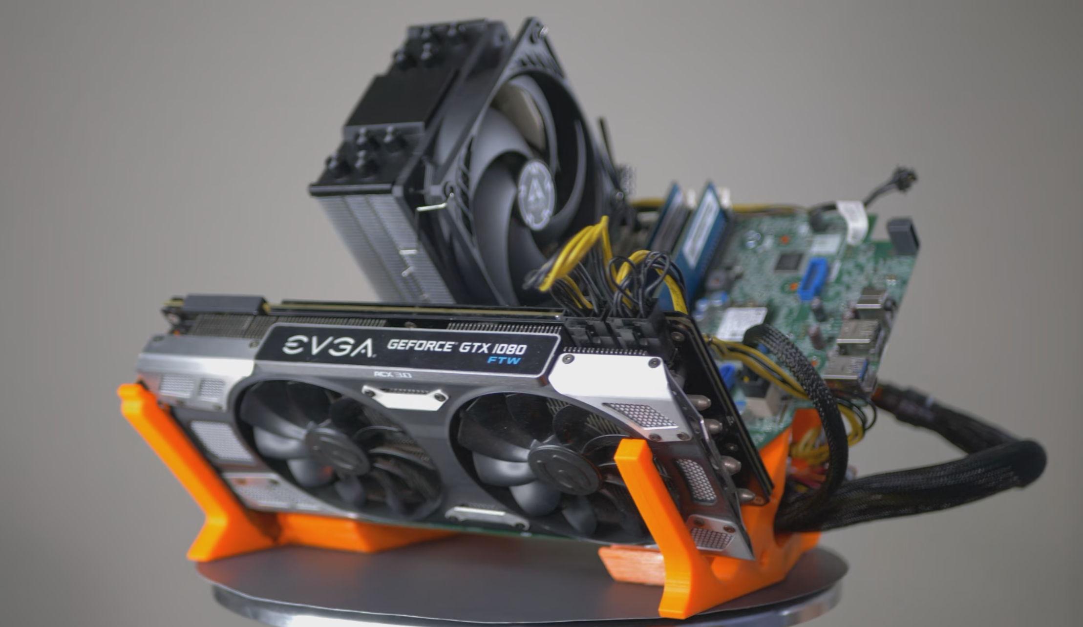 Open frame to use a Dell Optiplex(5070, i did not try with other models) with full size GPU