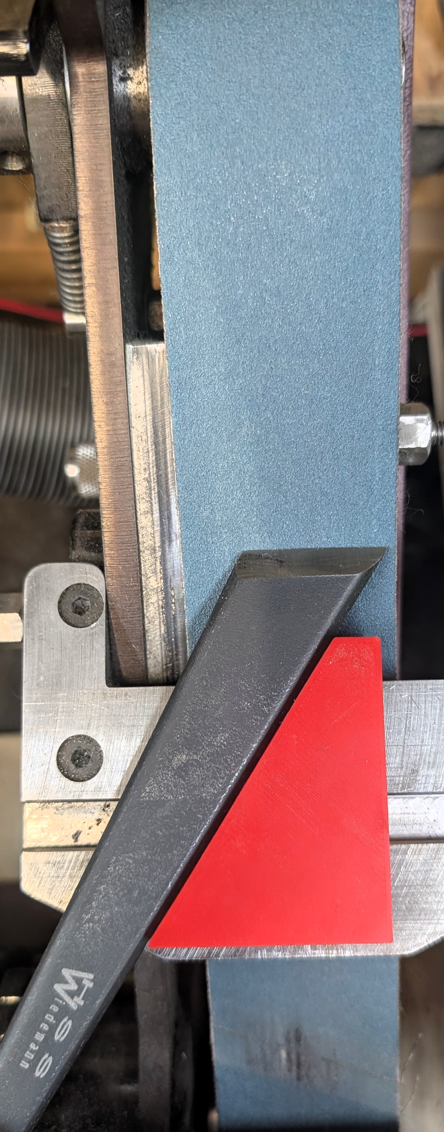 Sharpening guide for tapered skew chisels