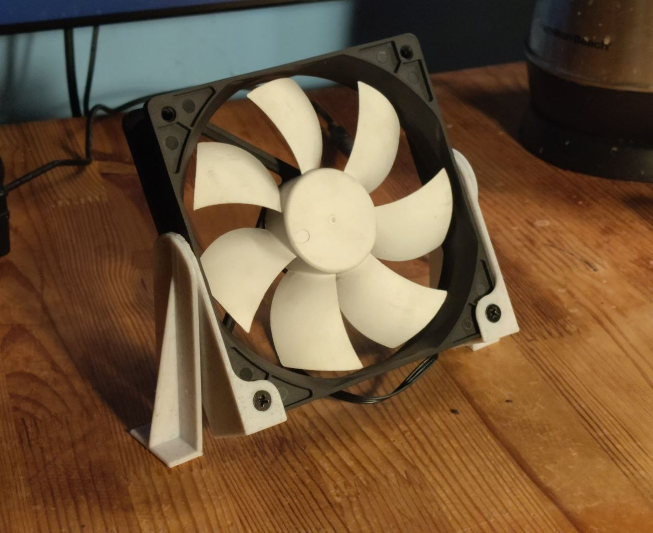 PC fan adjustable legs (with print-in-place hinge)