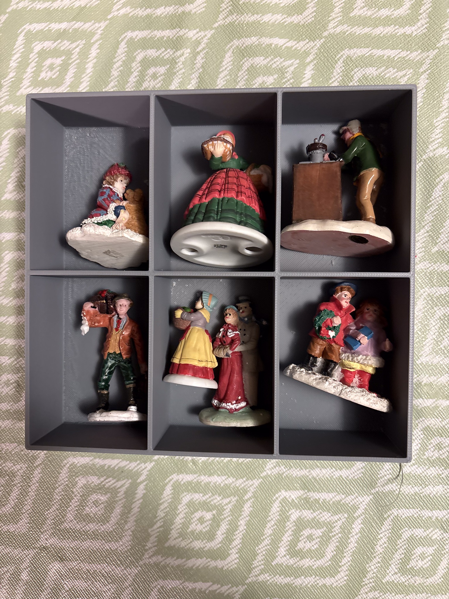Stackable storage tray