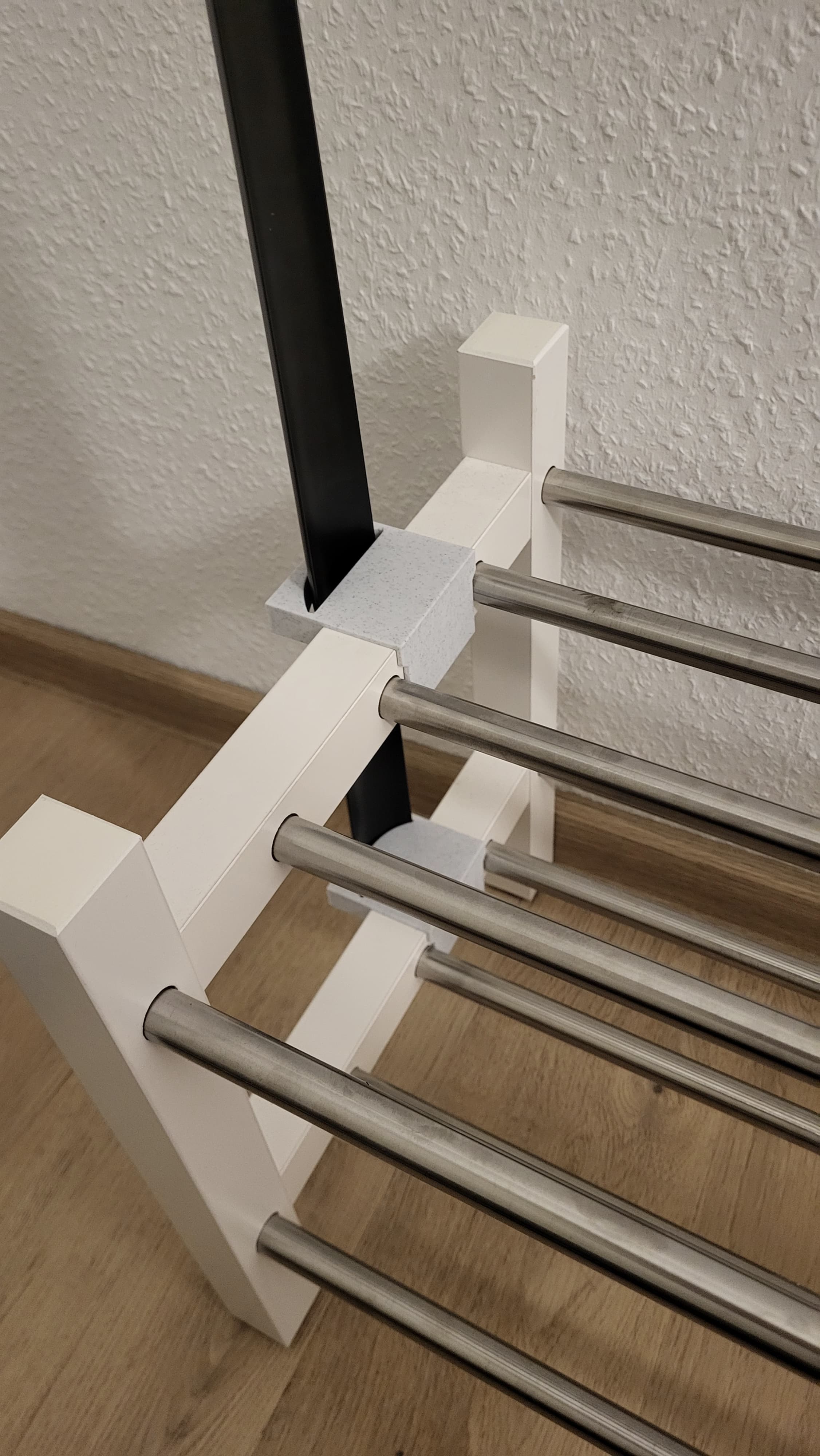 Holder for an Omtänksam Shoehorn on a Tjusig shoerack