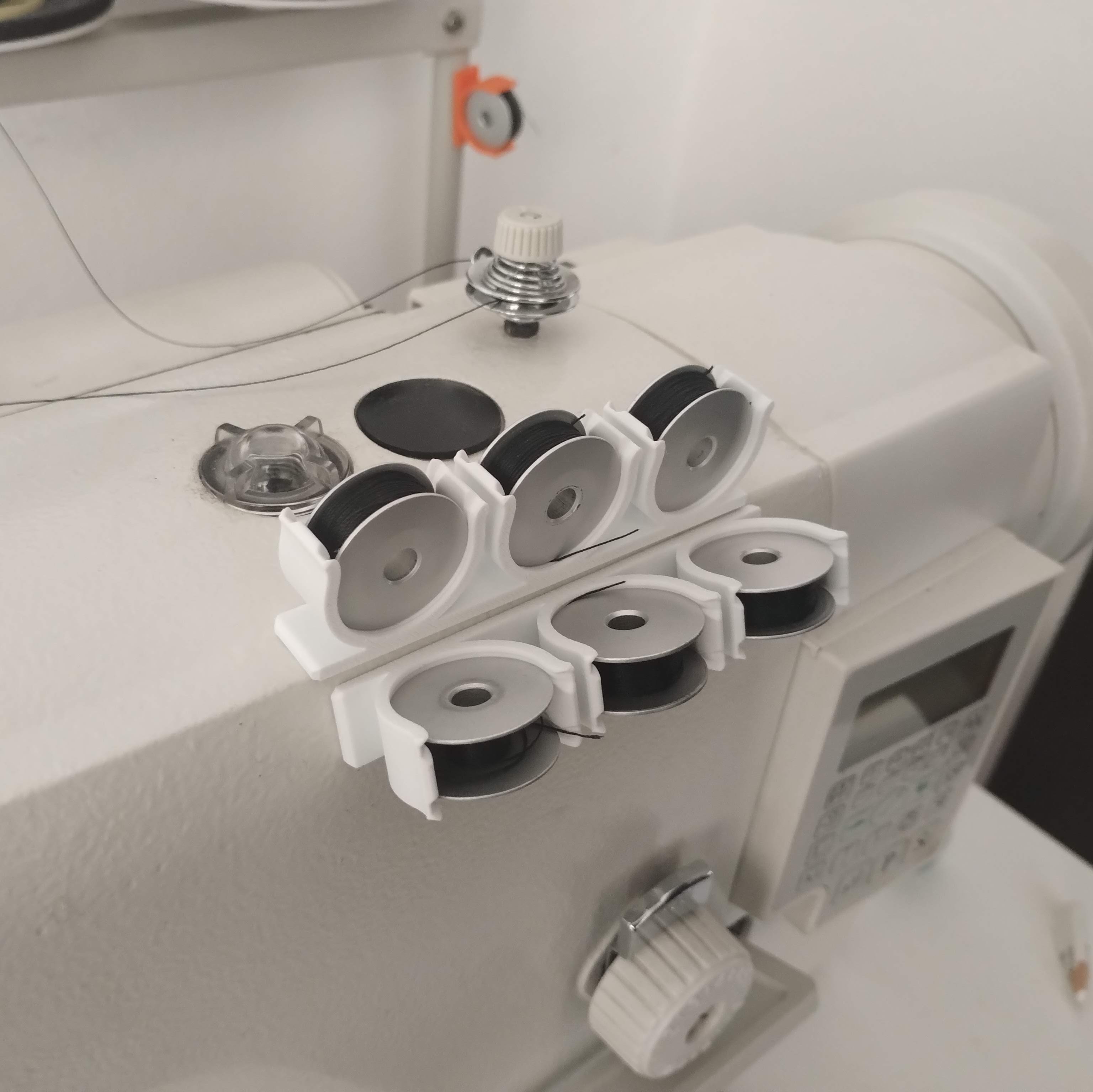 Magnetic bobbin holder