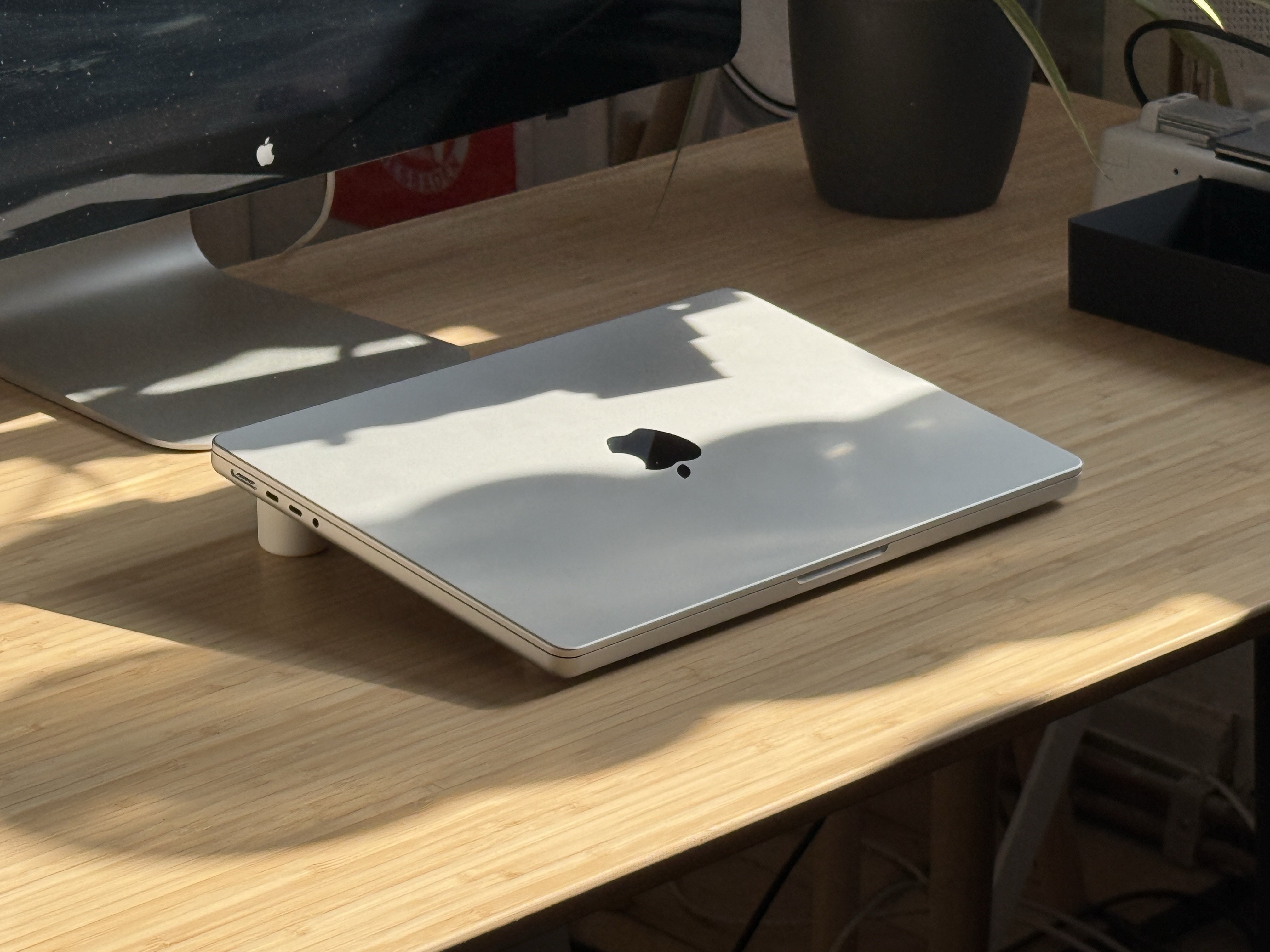Minimal Stand for Apple MacBook Pro 14"