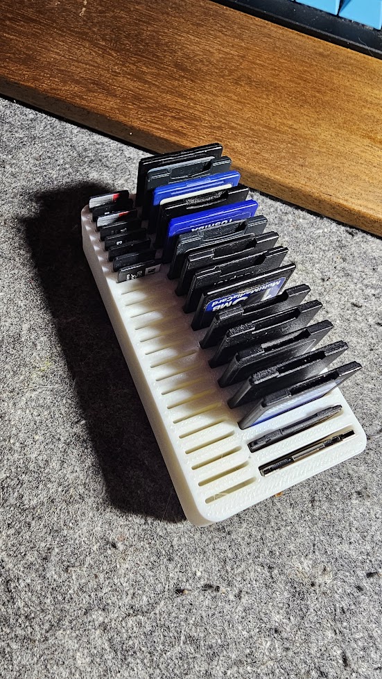Gridfinity 40x SD Card holder (16 large, 24 small)