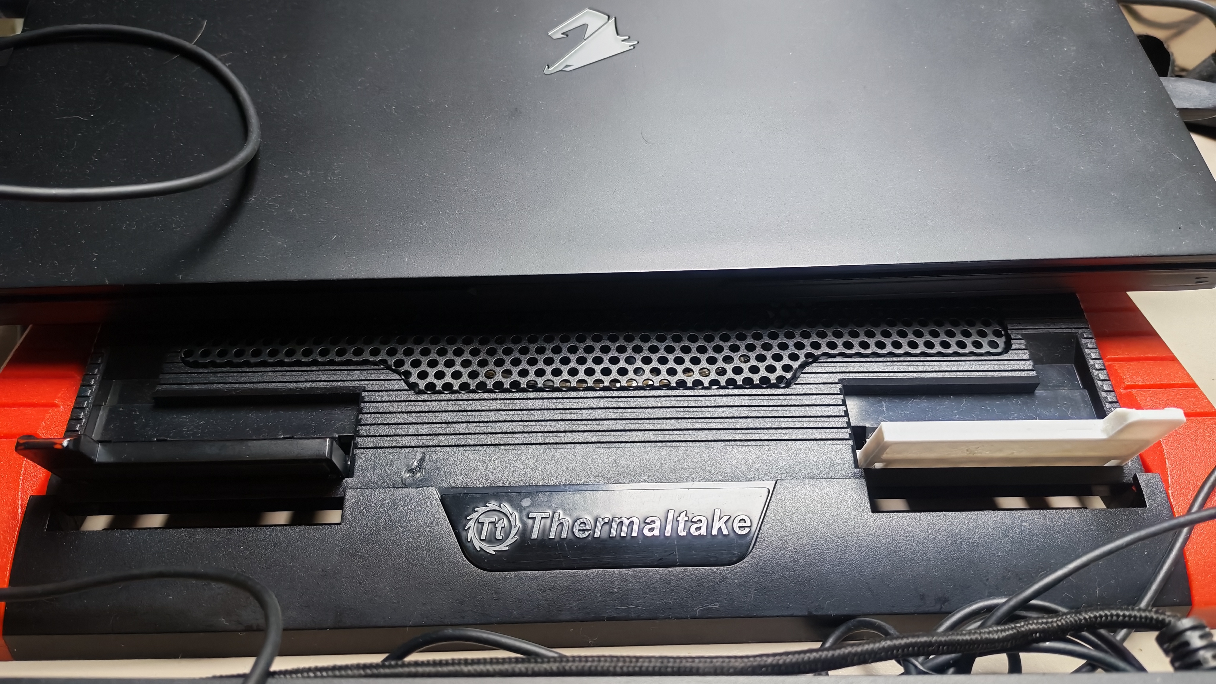 Thermaltake Massive 23 holder right and left