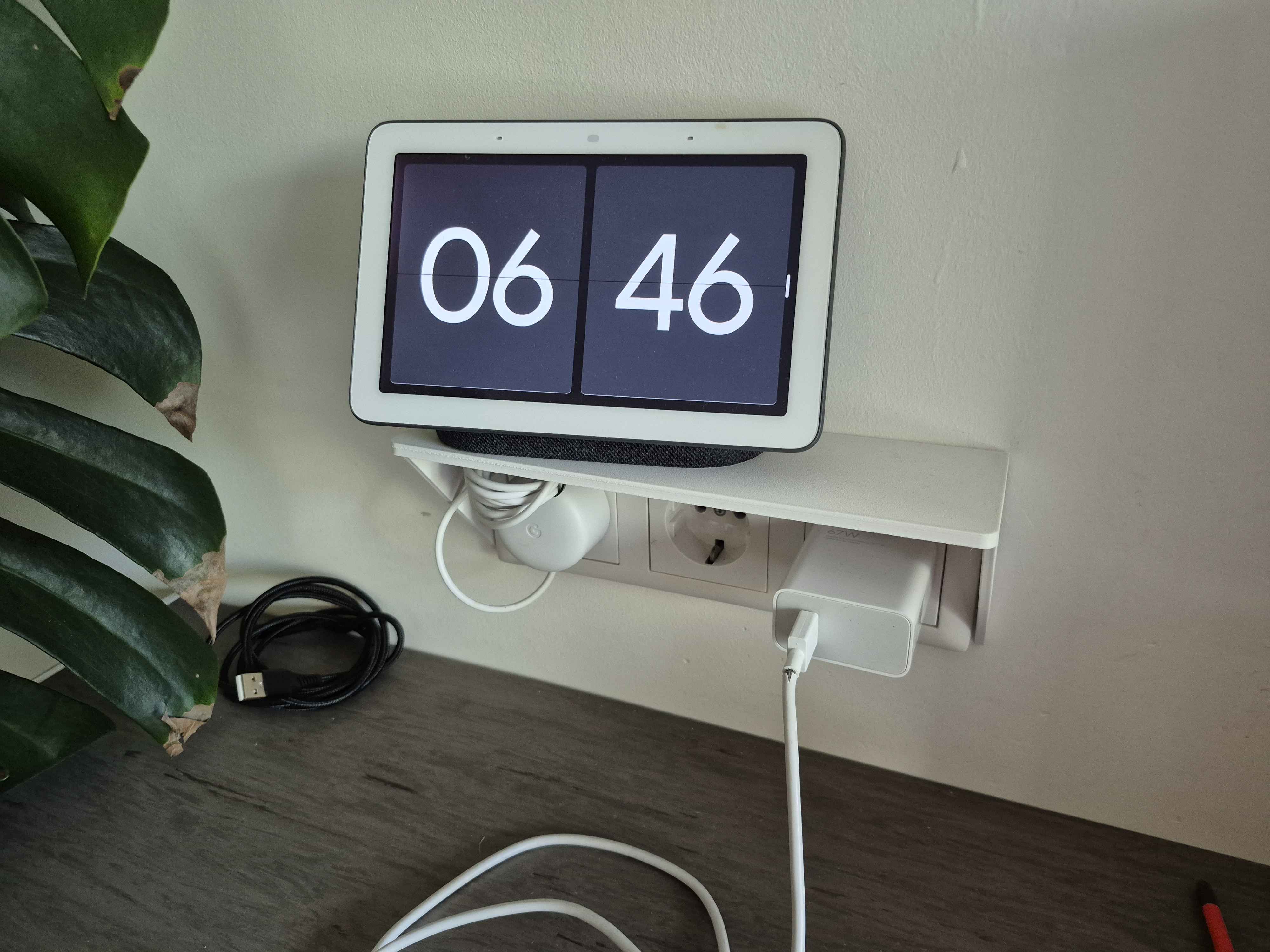 SocketShelf – Clip-On Shelf for EU Wall Sockets