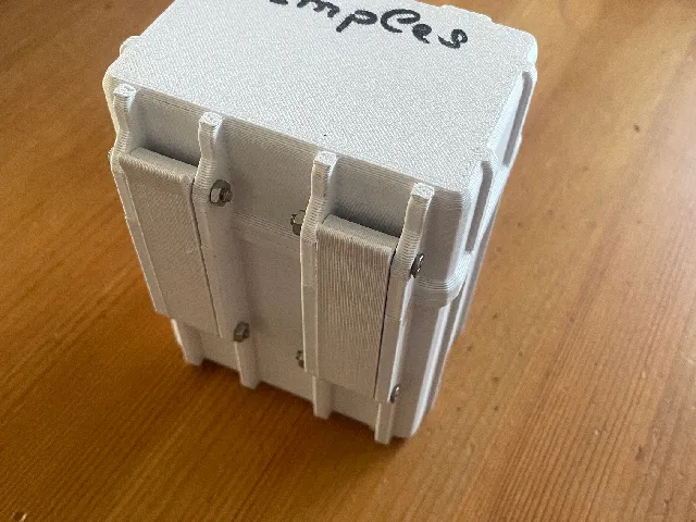 Rugged Whisky Sample Case – 6 or 8 Bottle Transport Box (Parametric)