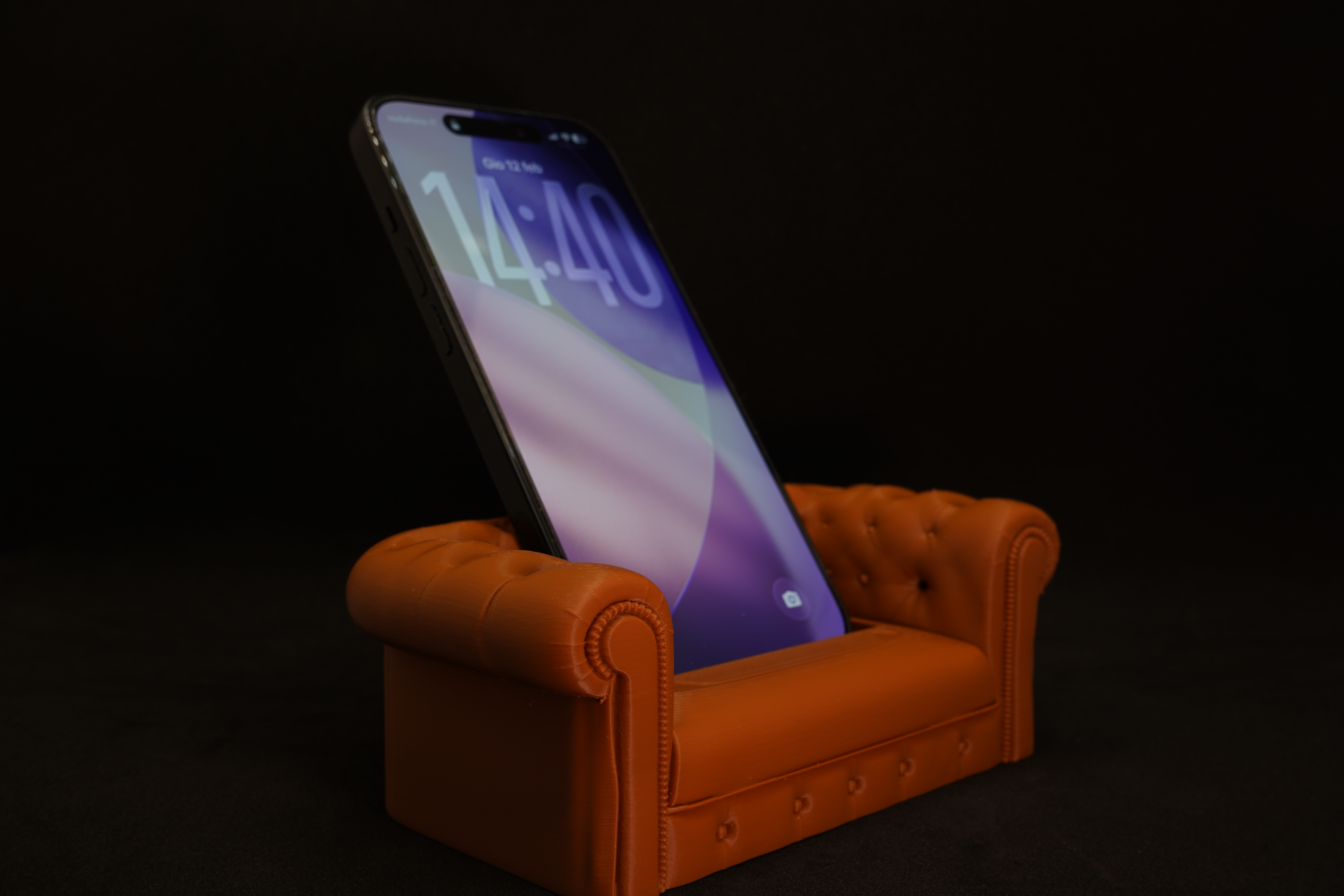 Chesterfield Sofa Smartphone Stand – Classic Elegance for your Desk