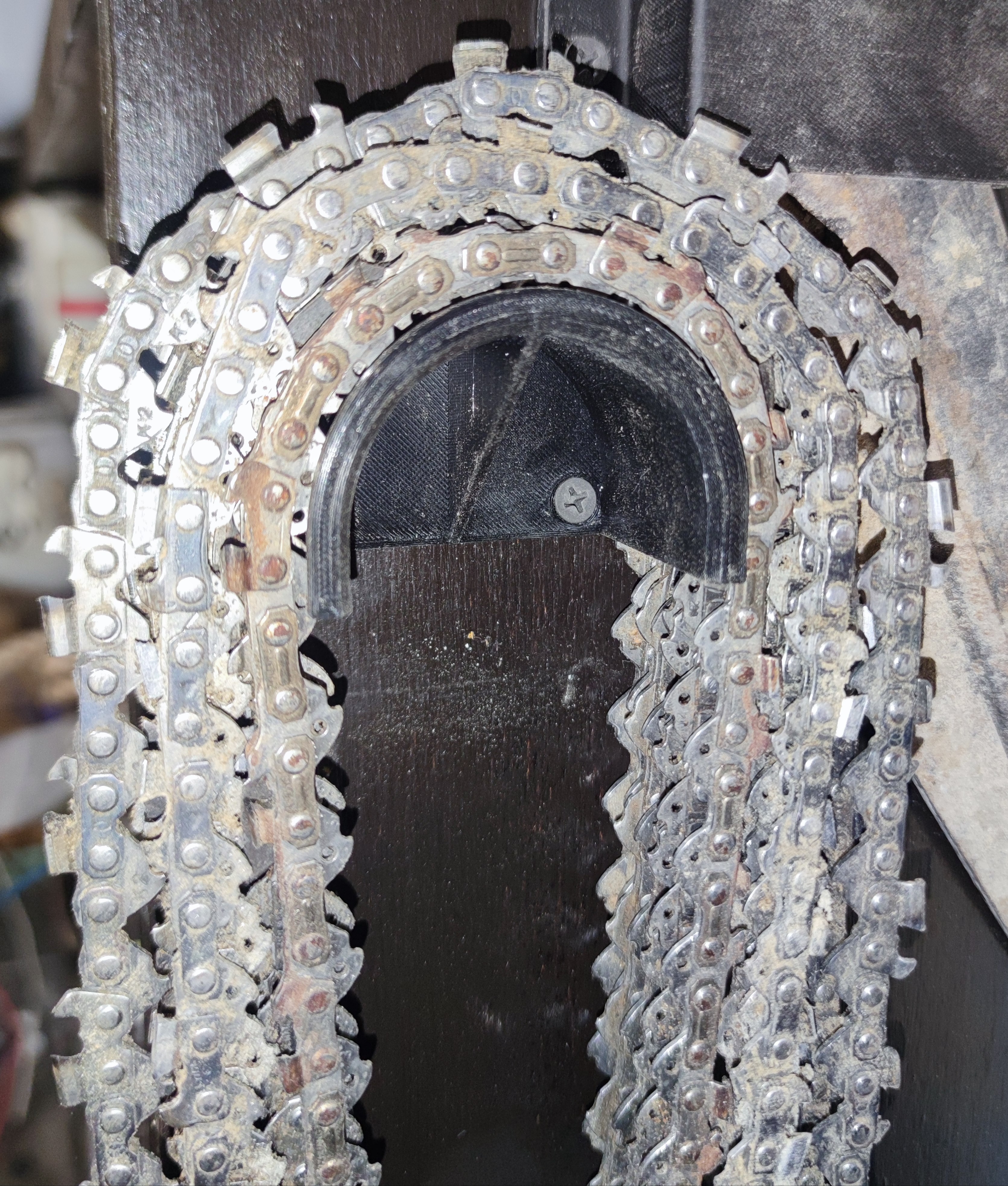Chainsaw chain hanger — thumbnail 2
