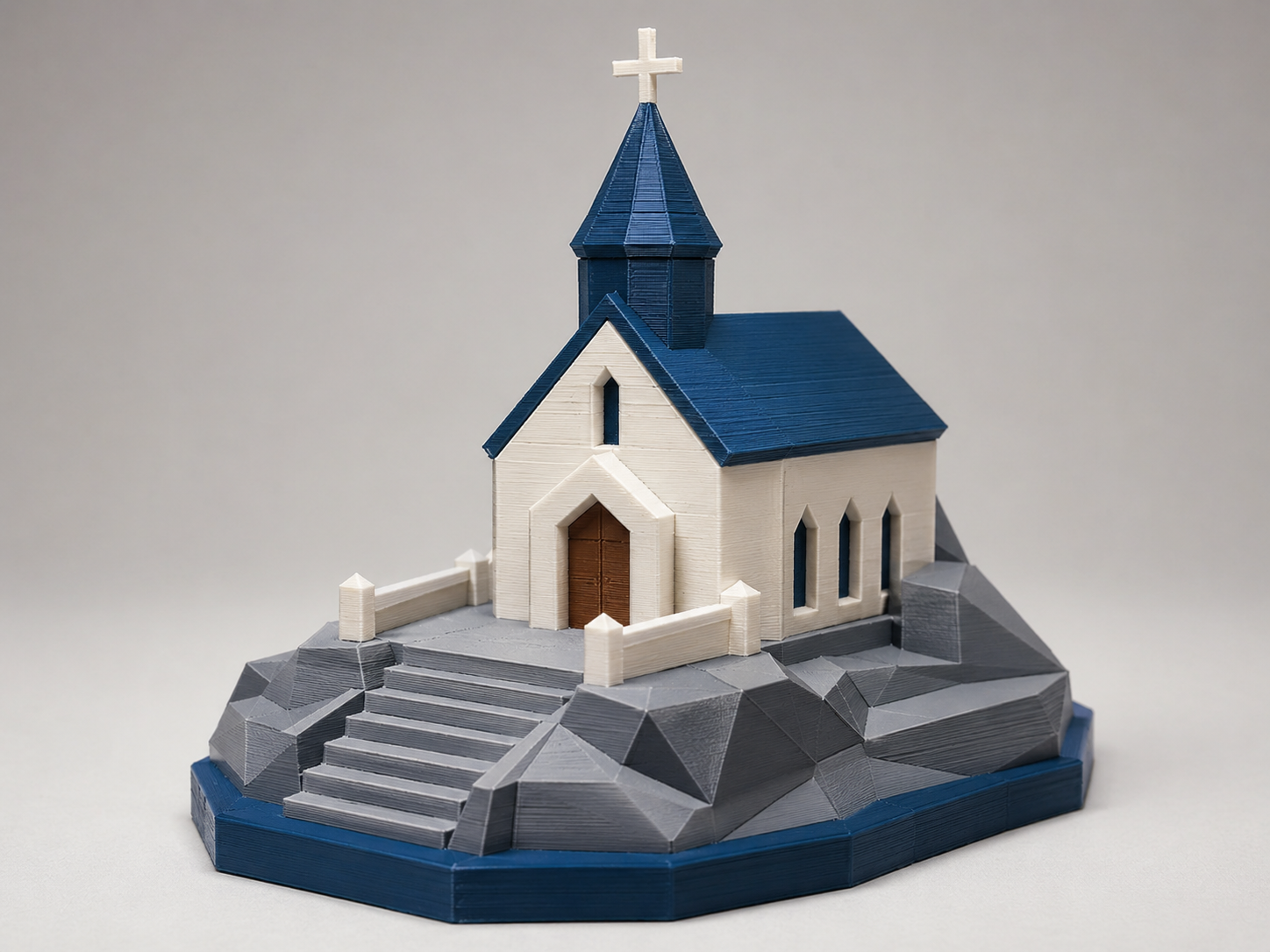 Geometrische Miniaturkirche auf Basismodell