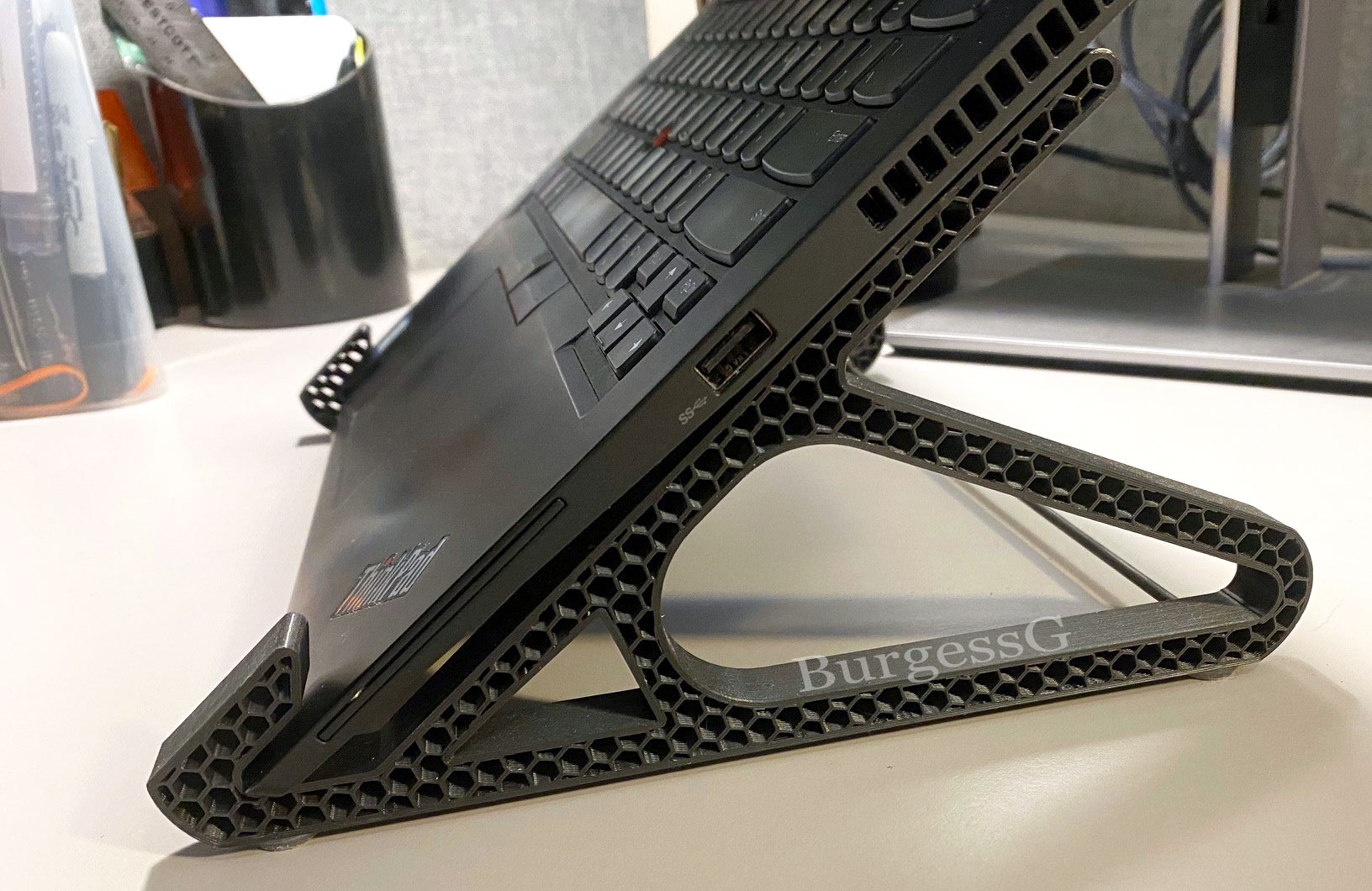 UPDATE - Vertical Laptop Stand / Take 4!