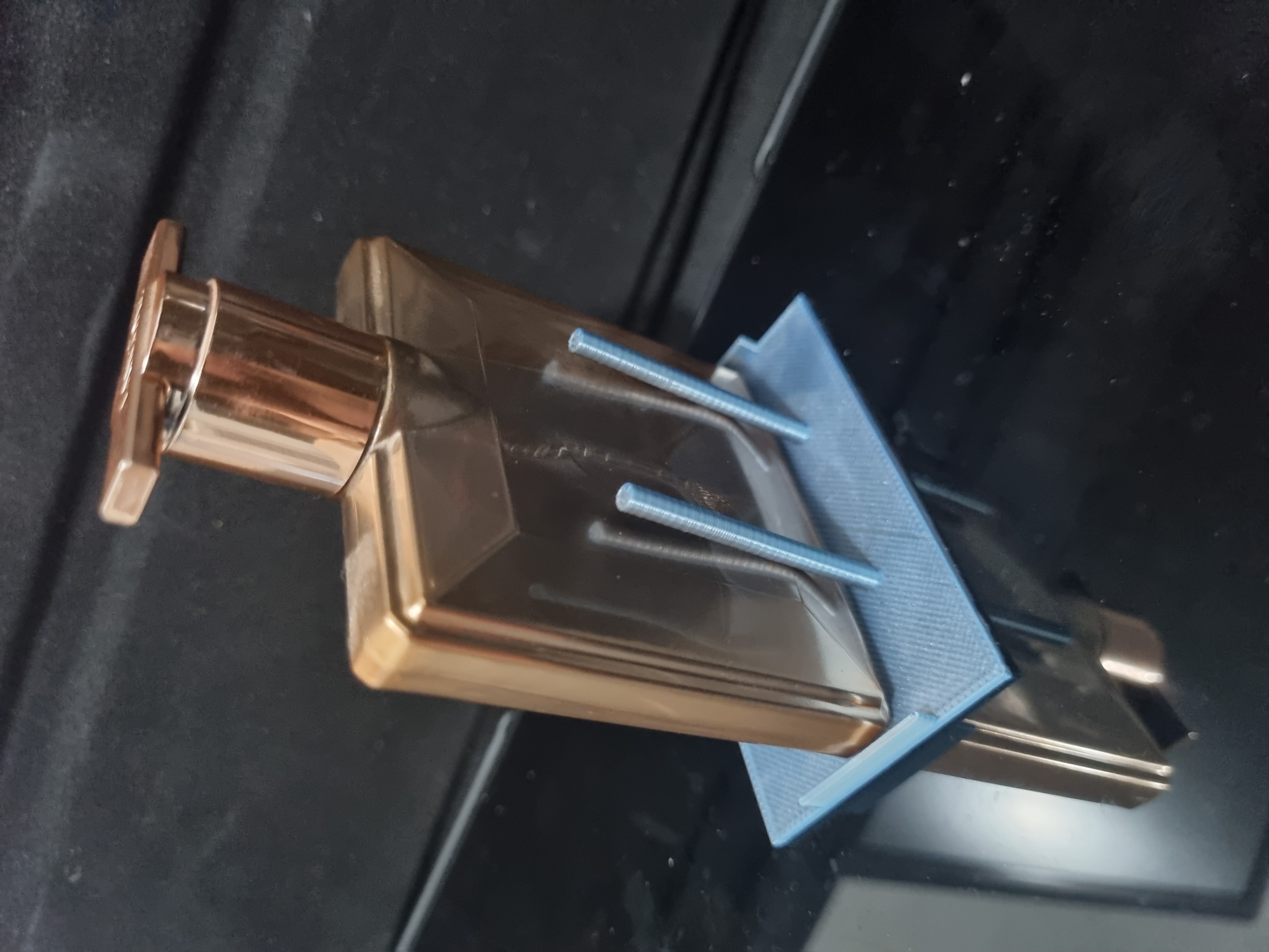 Idole perfume bottle support