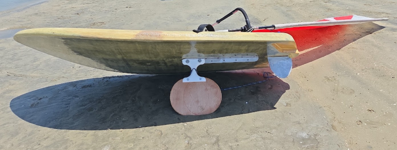 windsurf centerboard fitting friendly for student rope attachment and towing