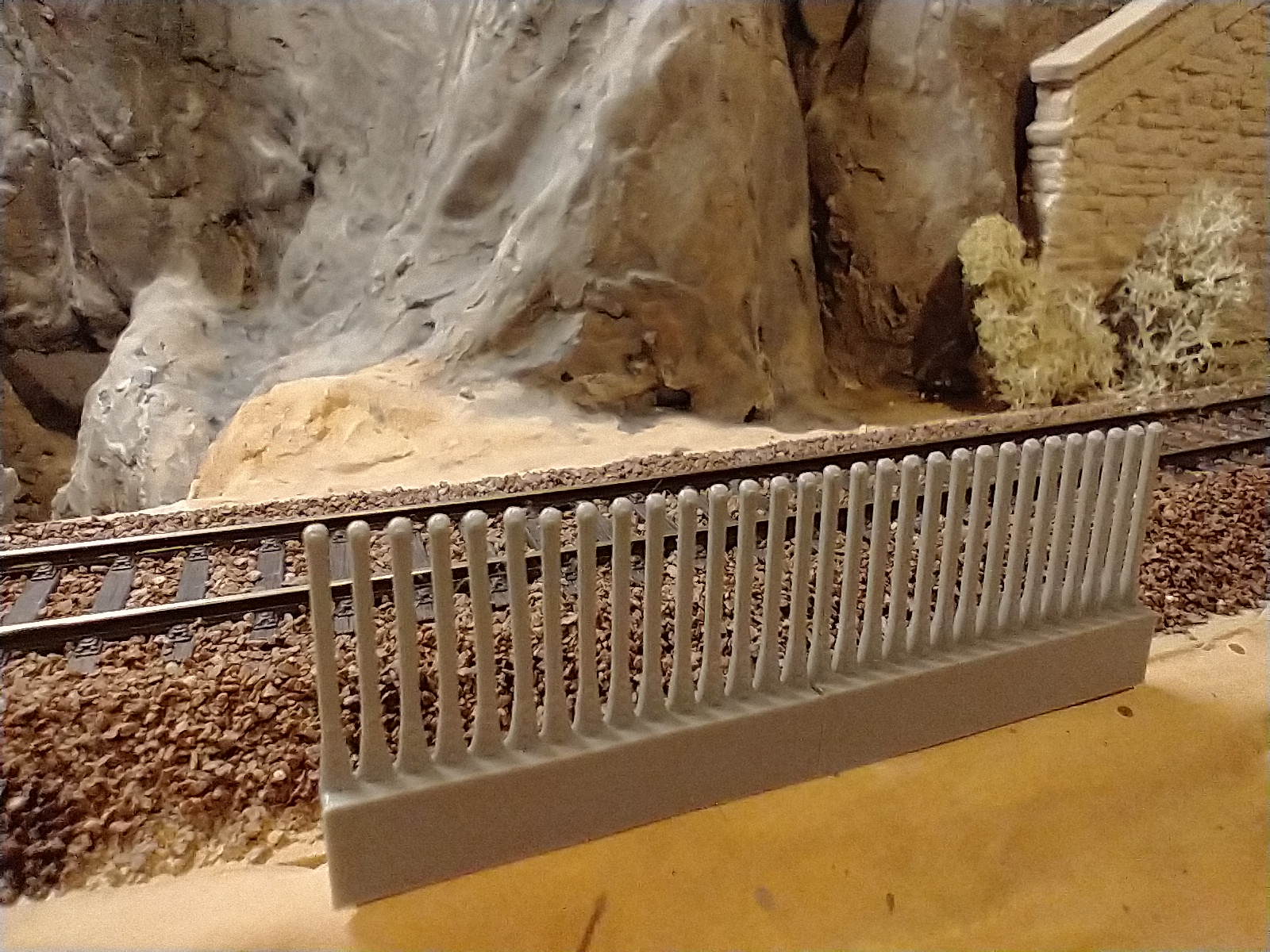 H0 Railway Fence – Monoblock Comb Fence for Model Railroads