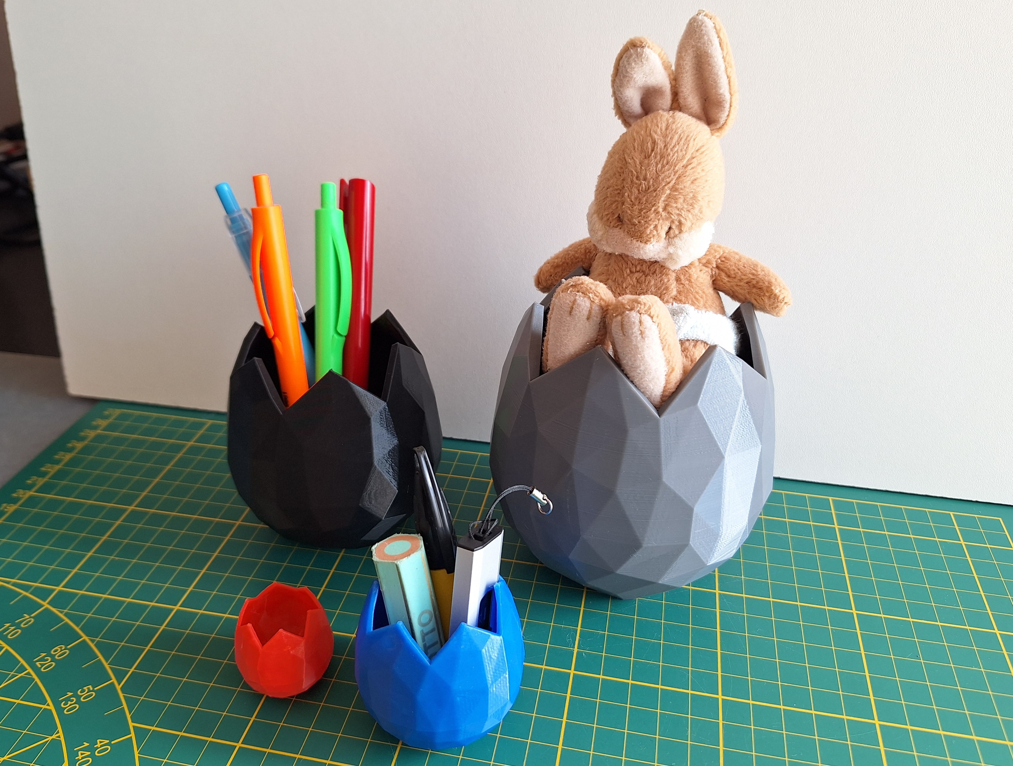 LOW POLY BROKEN EGGS