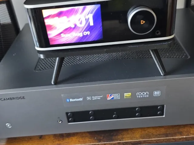 WiiM Amp Honeycomb Stand – Mid-Century Ventilation Riser