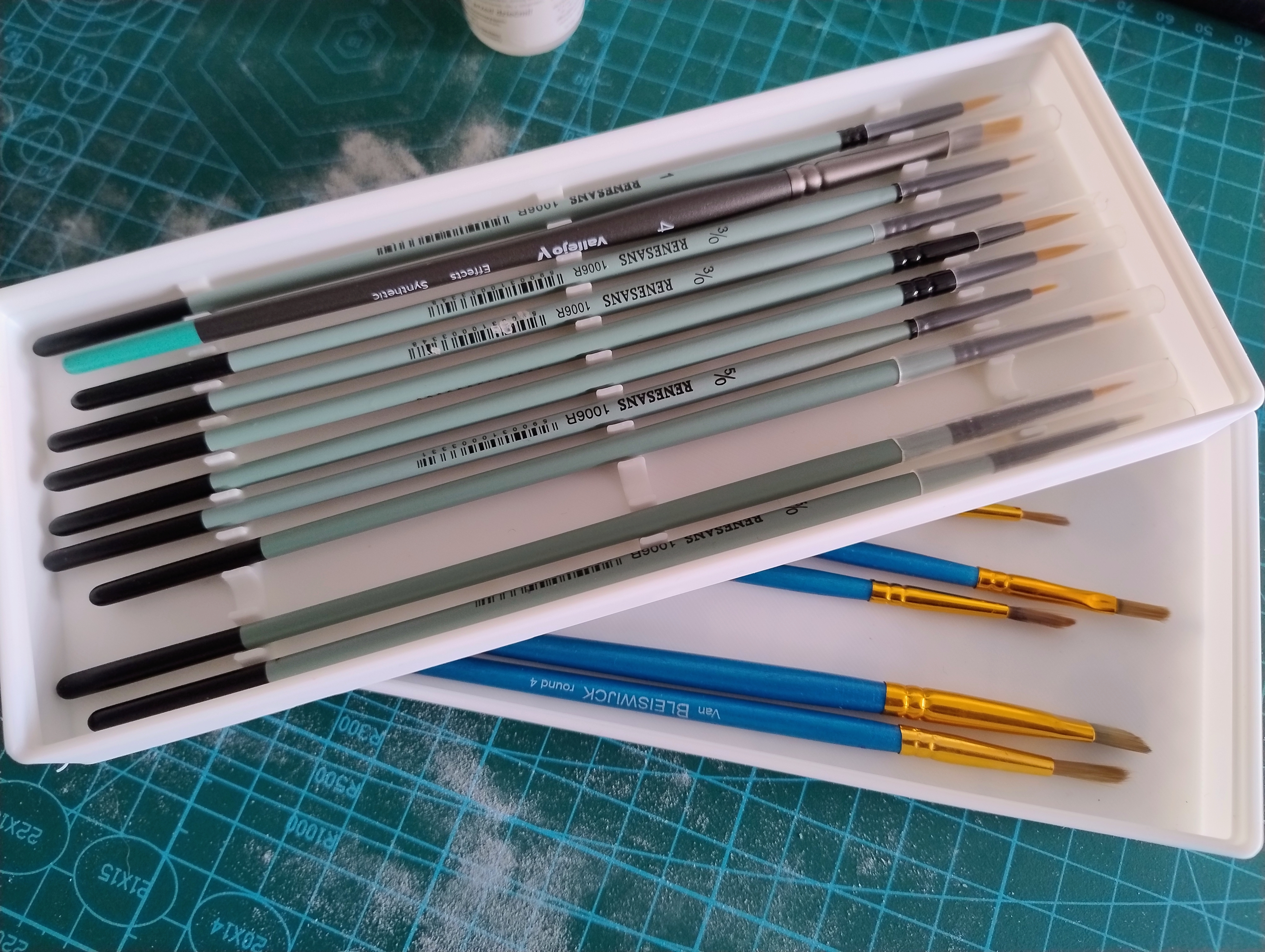 Brush tray with brackets for Gridfinity Stackable Citadel Paint Pot Storage