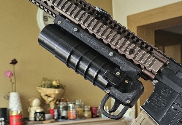 Airsoft underbarrel grenade launcher