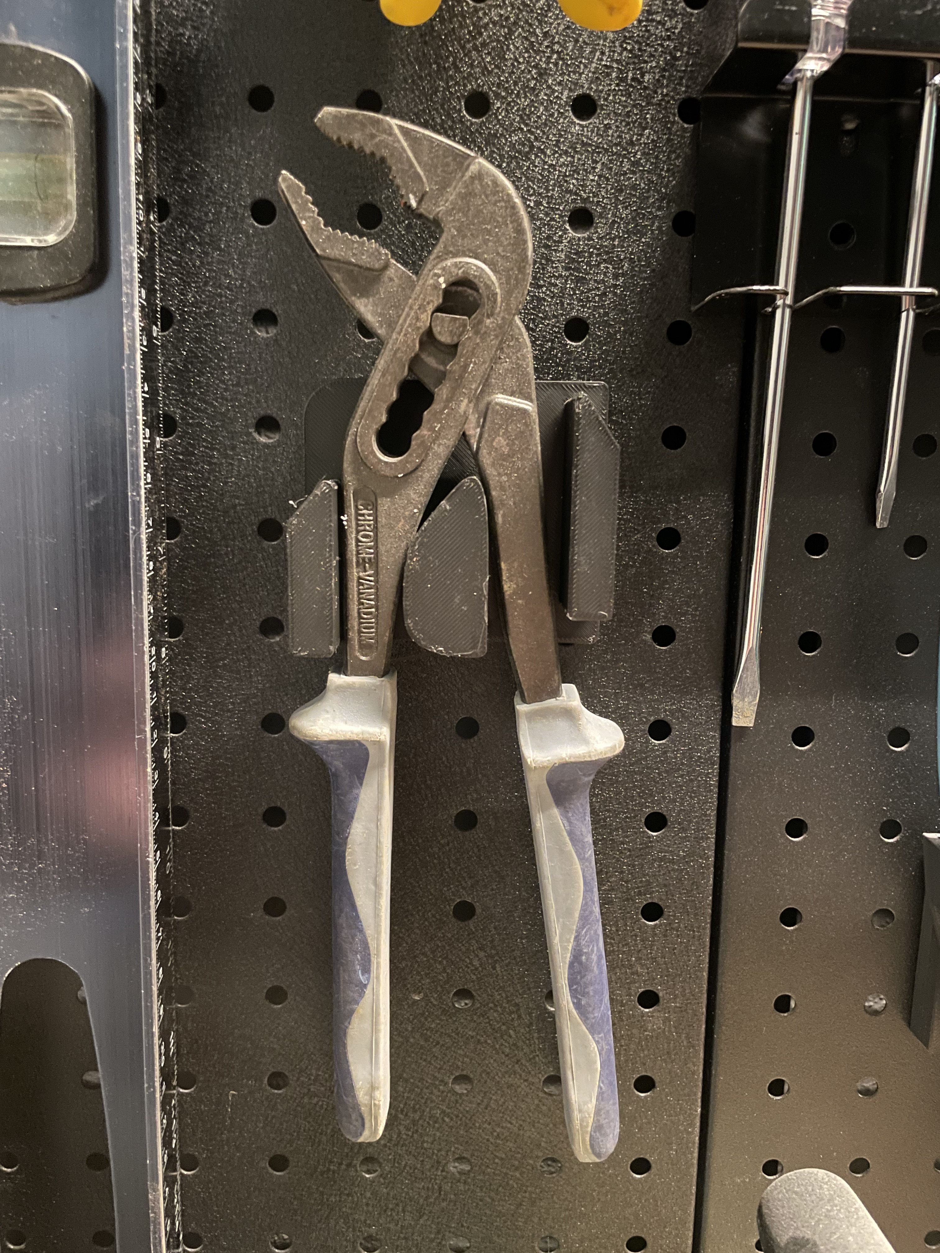 Sy's Peglock - Adjustable Plier holder