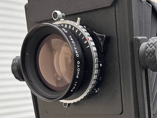 Lensboard retention bracket for 4x5 large format camera