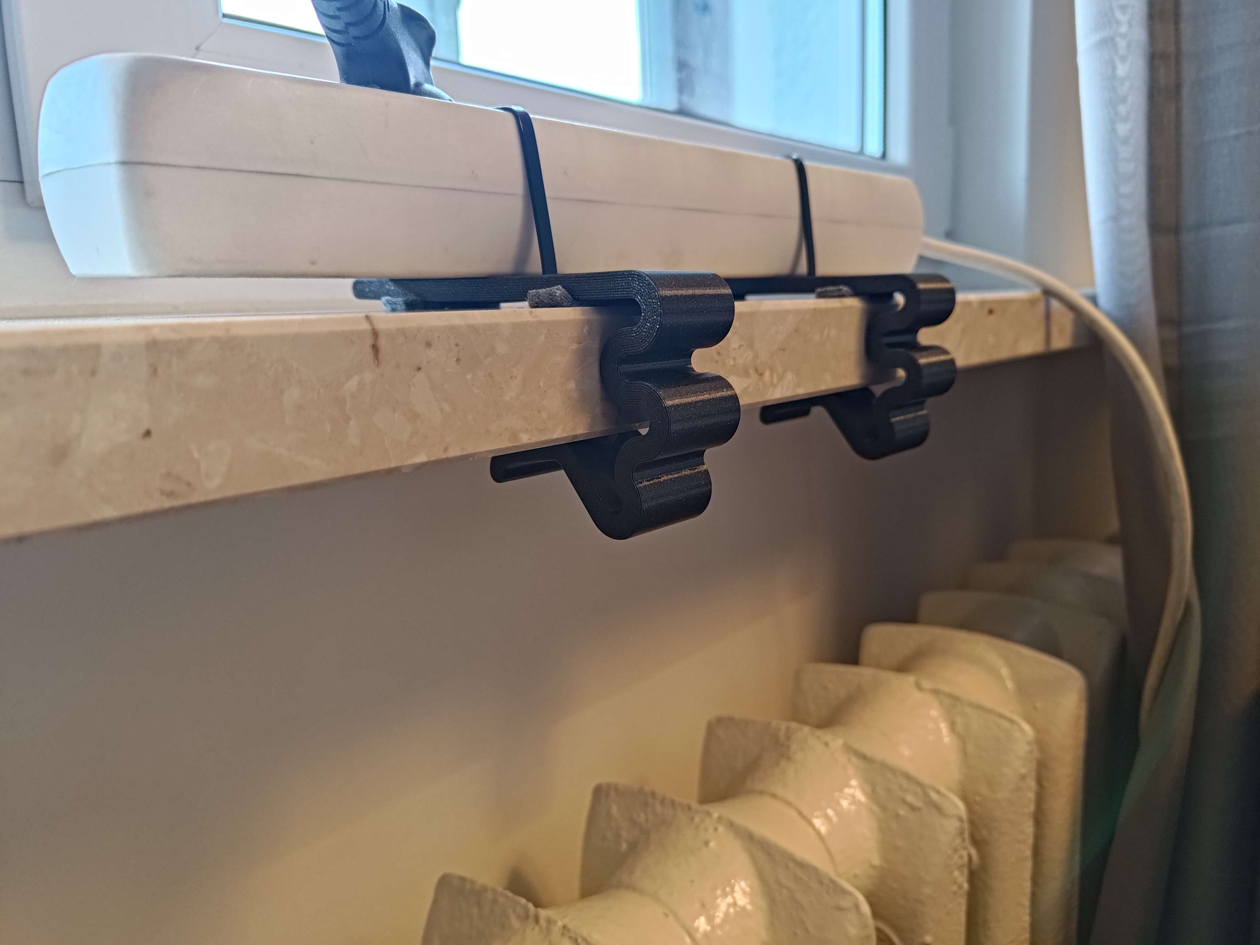 Powerstrip mounting bracket