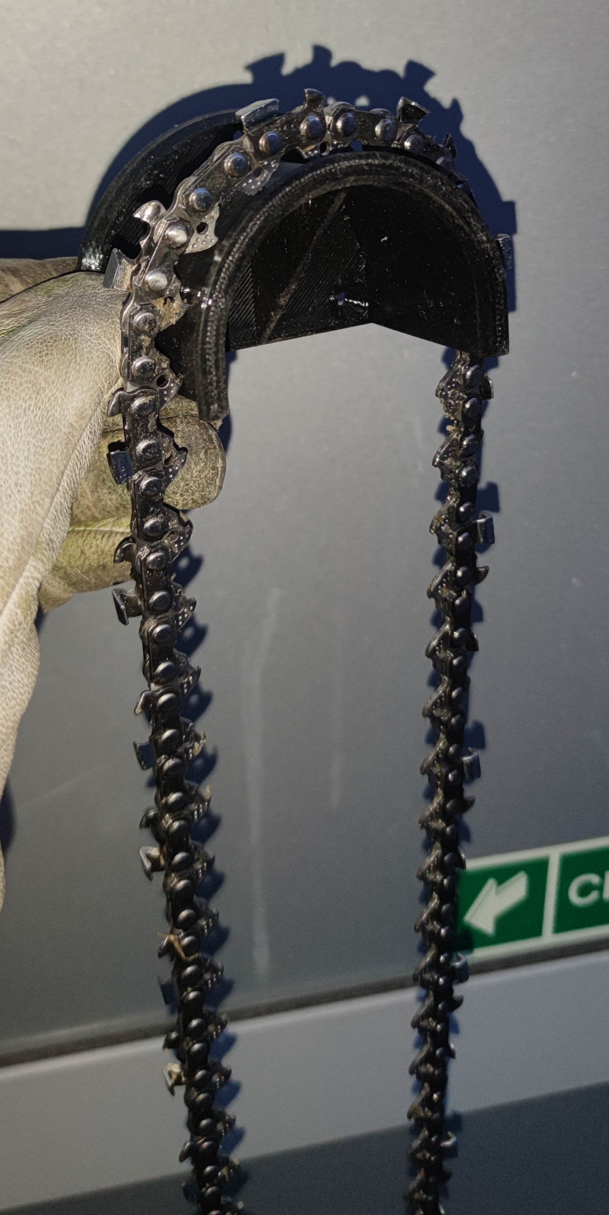 Chainsaw chain hanger