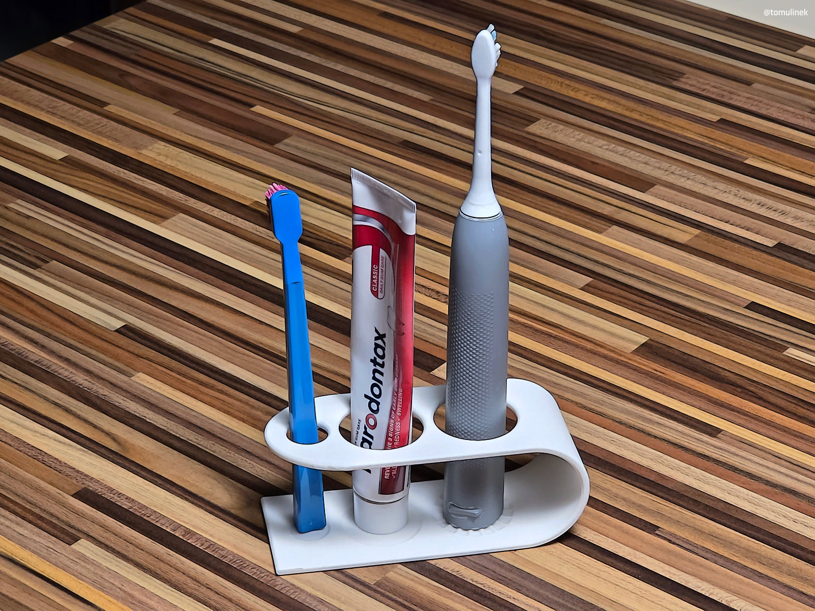 Simple & universal toothbrush holder (Philips Sonicare compatible)